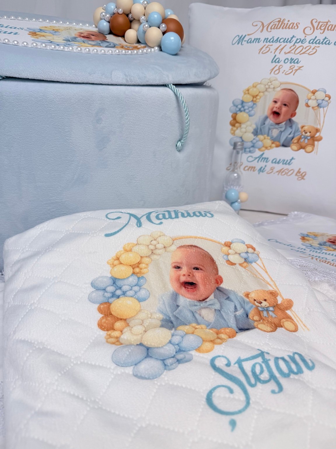 Textile și pernă de botez personalizate cu fotografia bebelușului, nume și decor cu ursuleț