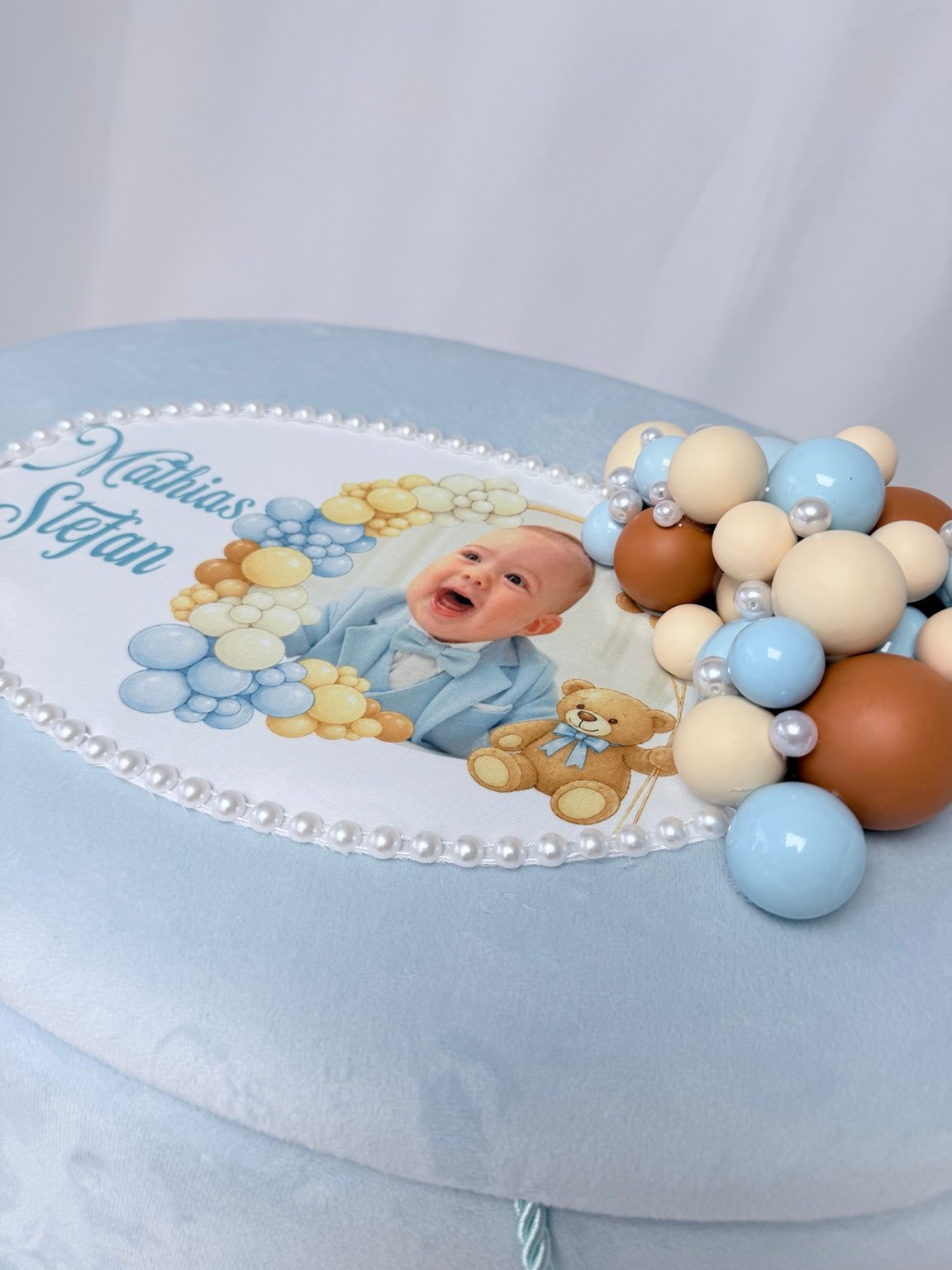 Detaliu capac cufăr bleu cu fotografie, perle decorative și balonașe bleu, crem și caramel