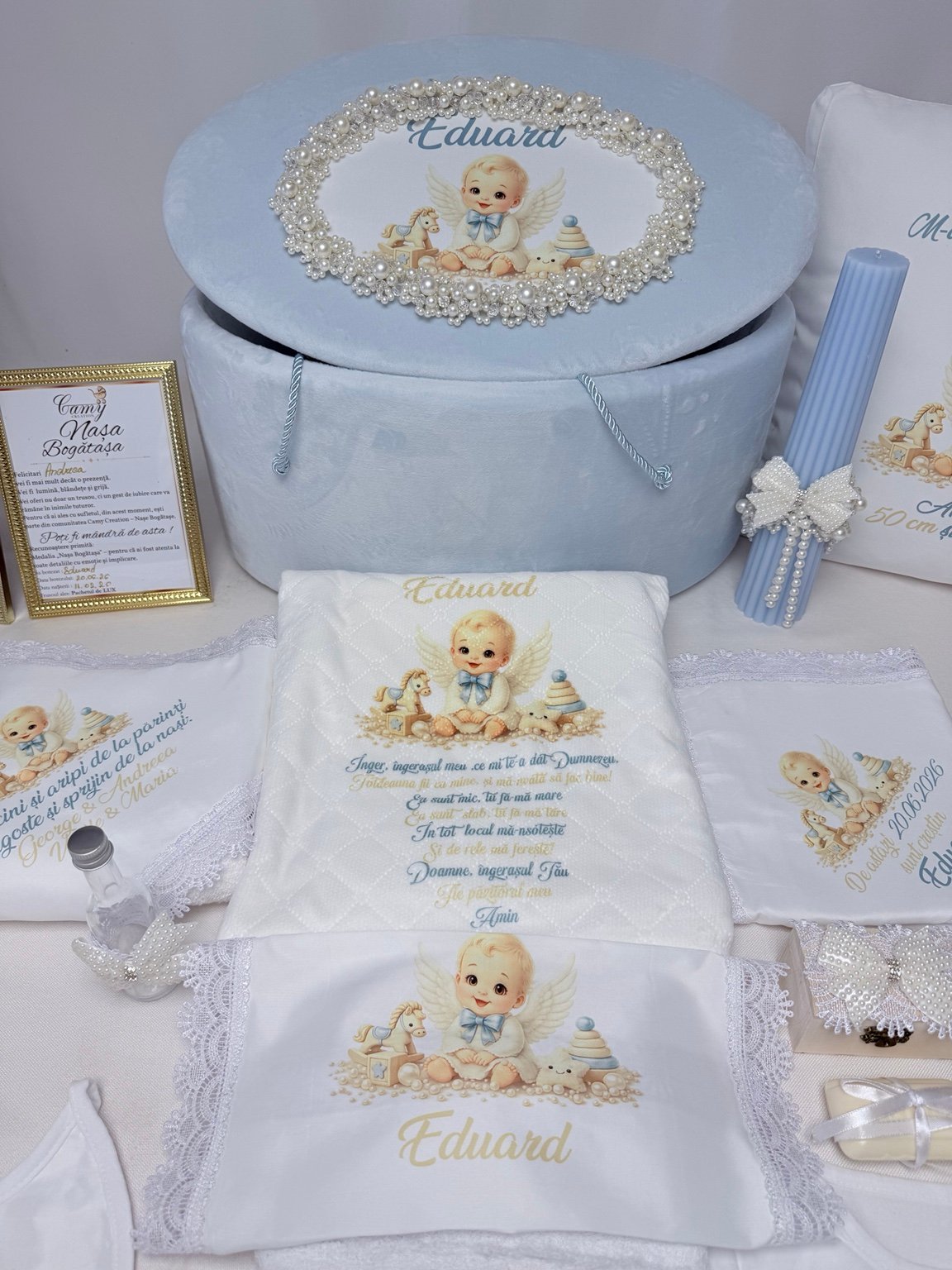 Cufăr bleu cu îngeraș și ramă ovală din perle, lumânare asortată și textile albe personalizate