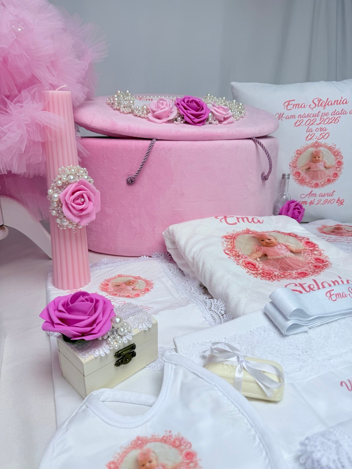 Trusou de botez cu fotografie pentru fetiță, cu cufăr roz, lumânare și accesorii cu trandafiri decorativi