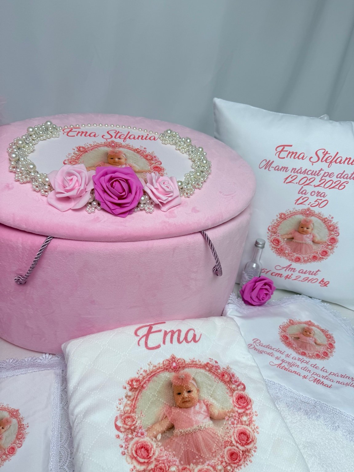 Cufăr roz PERLA cu fotografia copilului, trandafiri roz și fucsia, alături de pernă personalizată