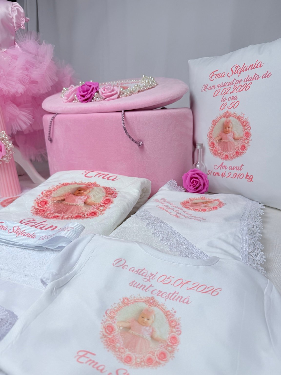 Body alb personalizat cu fotografie în ramă florală, nume și dată, alături de cufărul roz