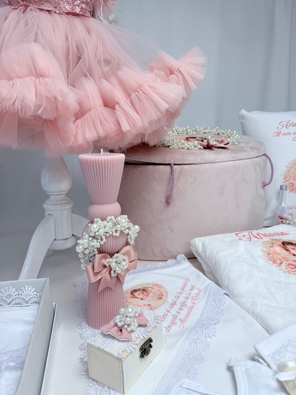 Ansamblu PERLA pentru fetiță cu lumânare clepsidră, cufăr roz, accesorii și textile personalizate