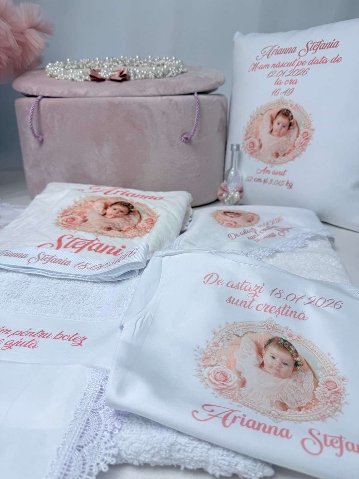 Textile de botez personalizate cu fotografia fetiței, nume și dată, alături de cufăr și pernă