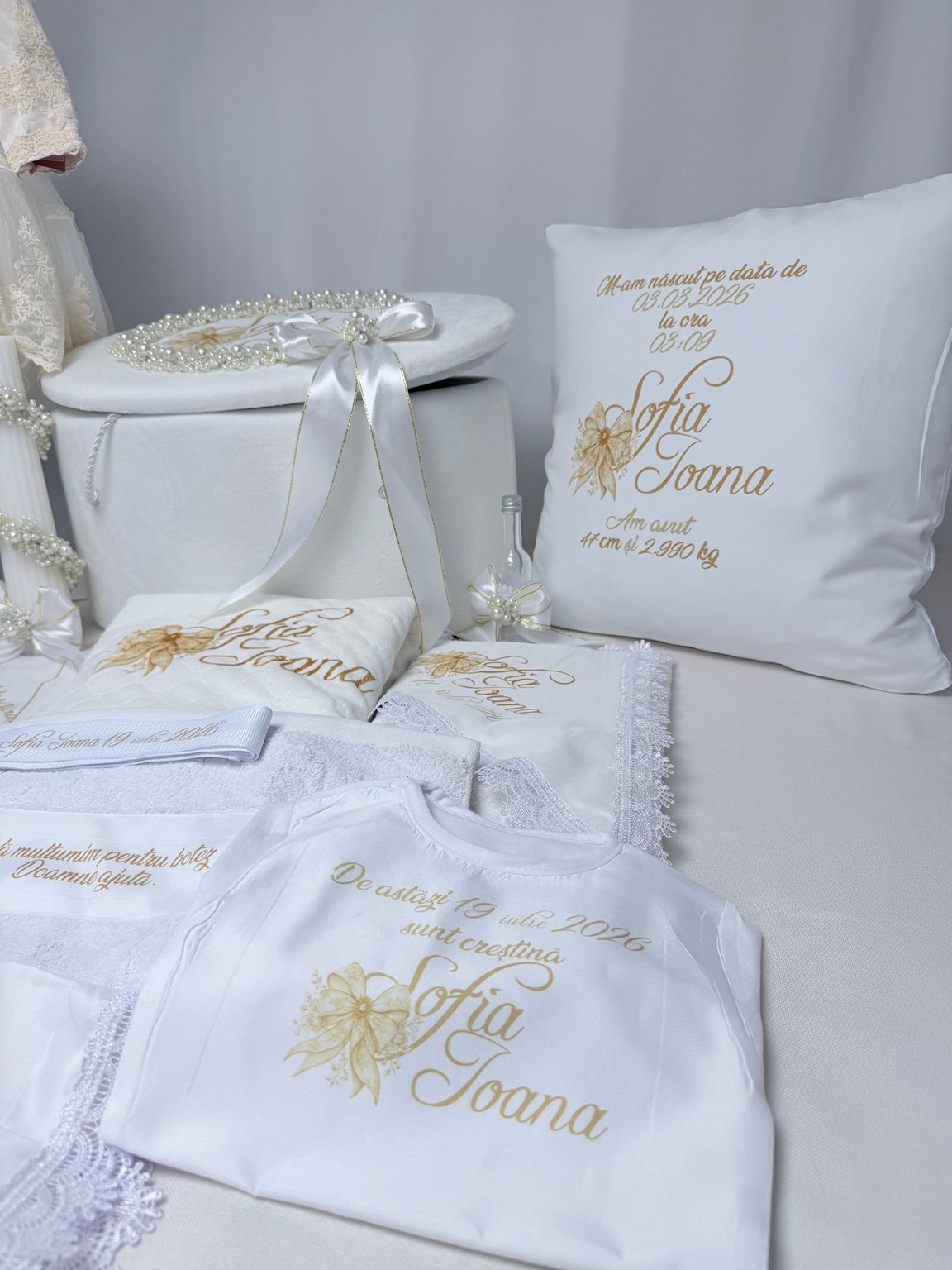 Cufăr alb cu fundă lungă, pernă cu date de naștere și textile personalizate în auriu
