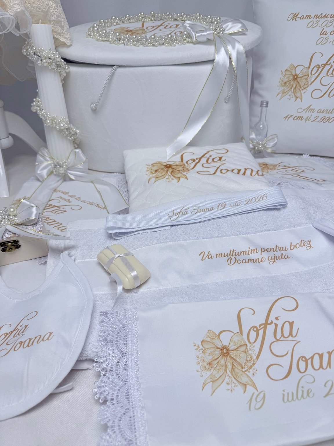 Trusou PERLA alb și auriu cu cufăr, lumânare, textile personalizate și accesorii asortate
