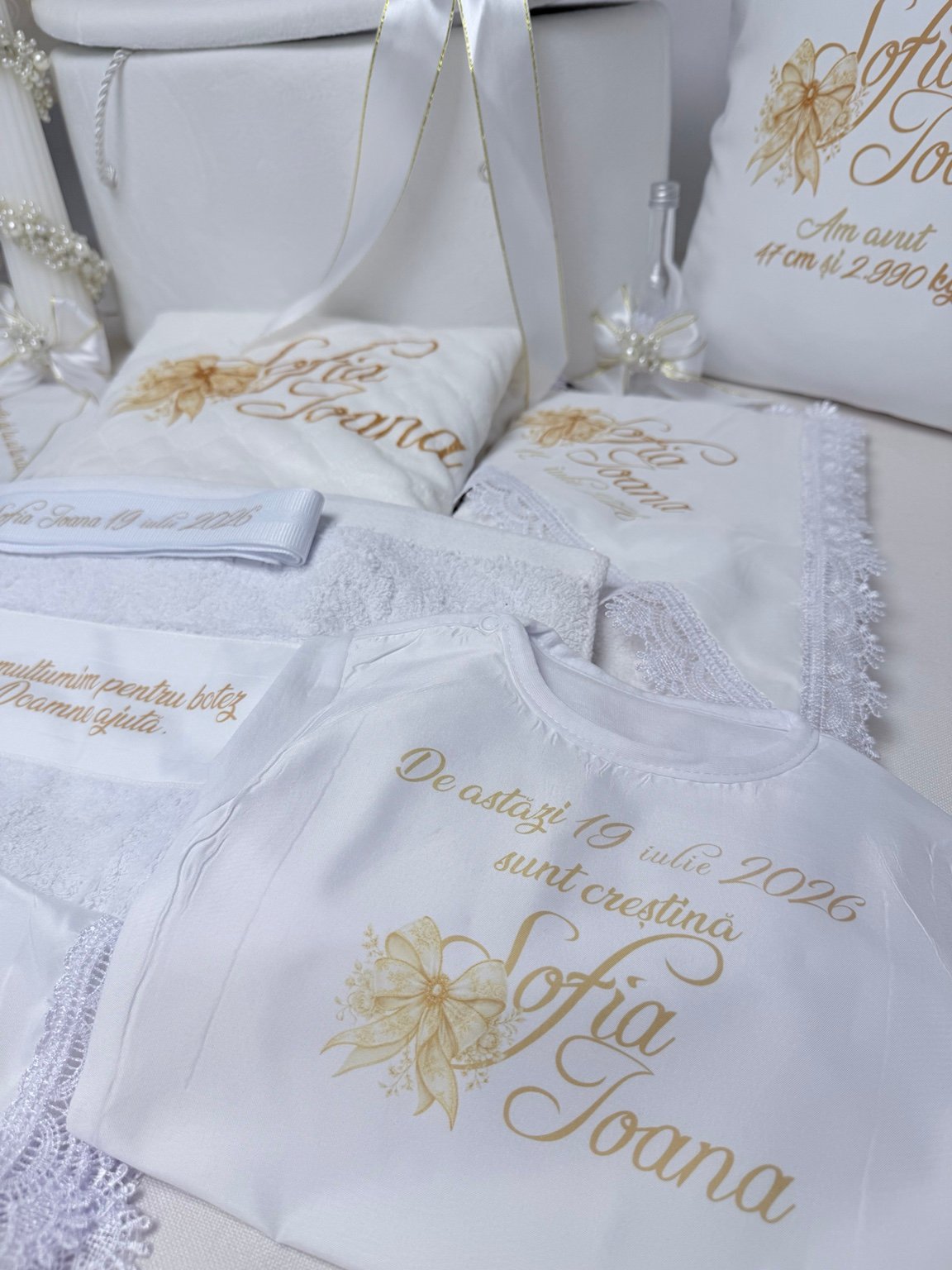 Body și textile albe de botez personalizate cu nume, dată și motiv de fundă aurie