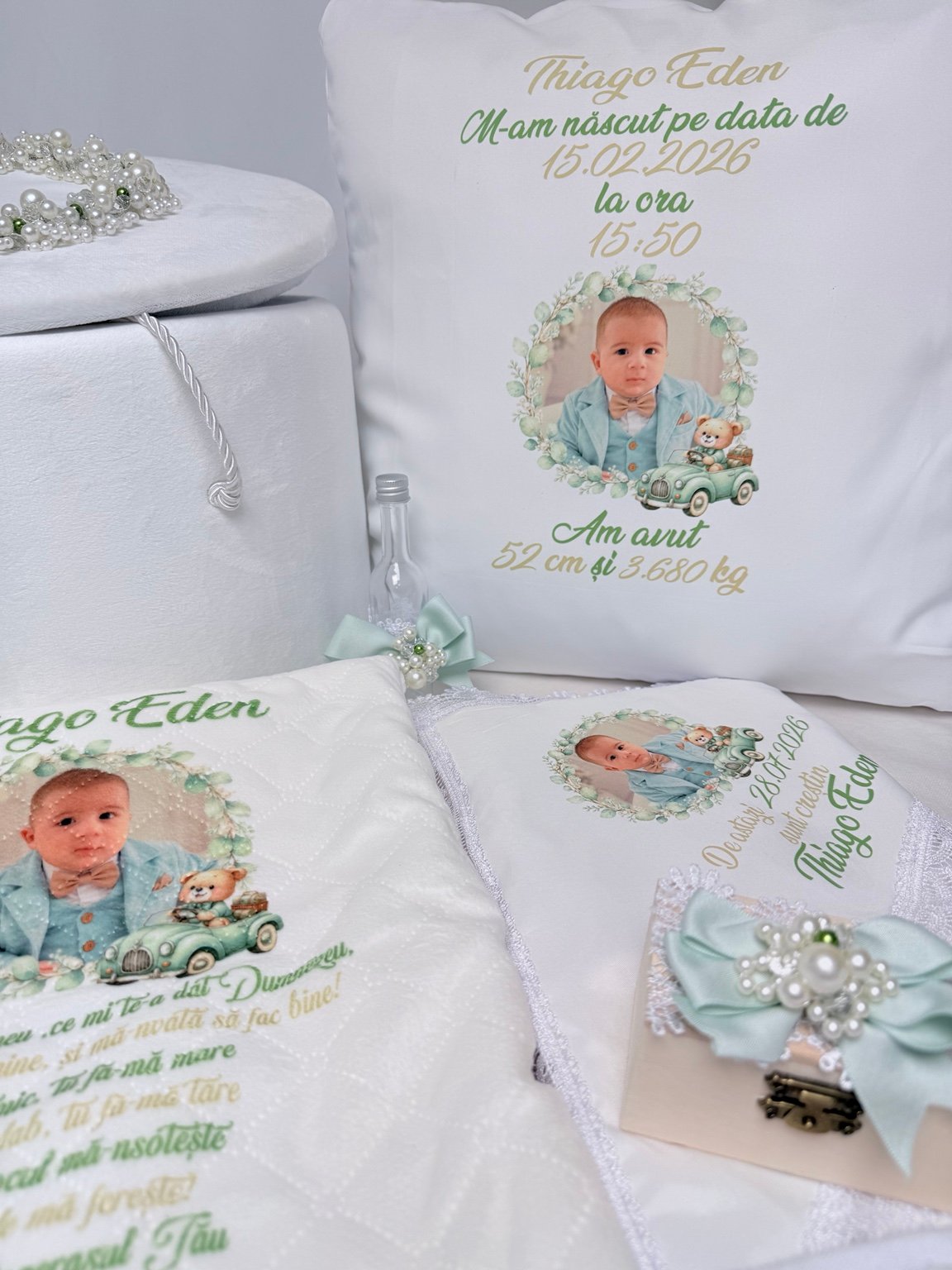 Pernă personalizată cu fotografia copilului și ursuleț în mașinuță, lângă accesorii cu funde verde pal
