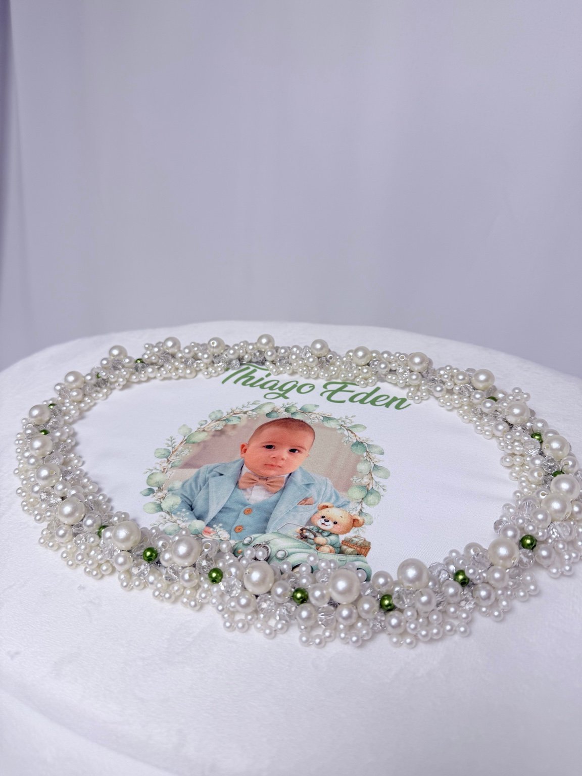 Detaliu al capacului de cufăr cu fotografie, frunze ilustrate și perle decorative cu accente verzi