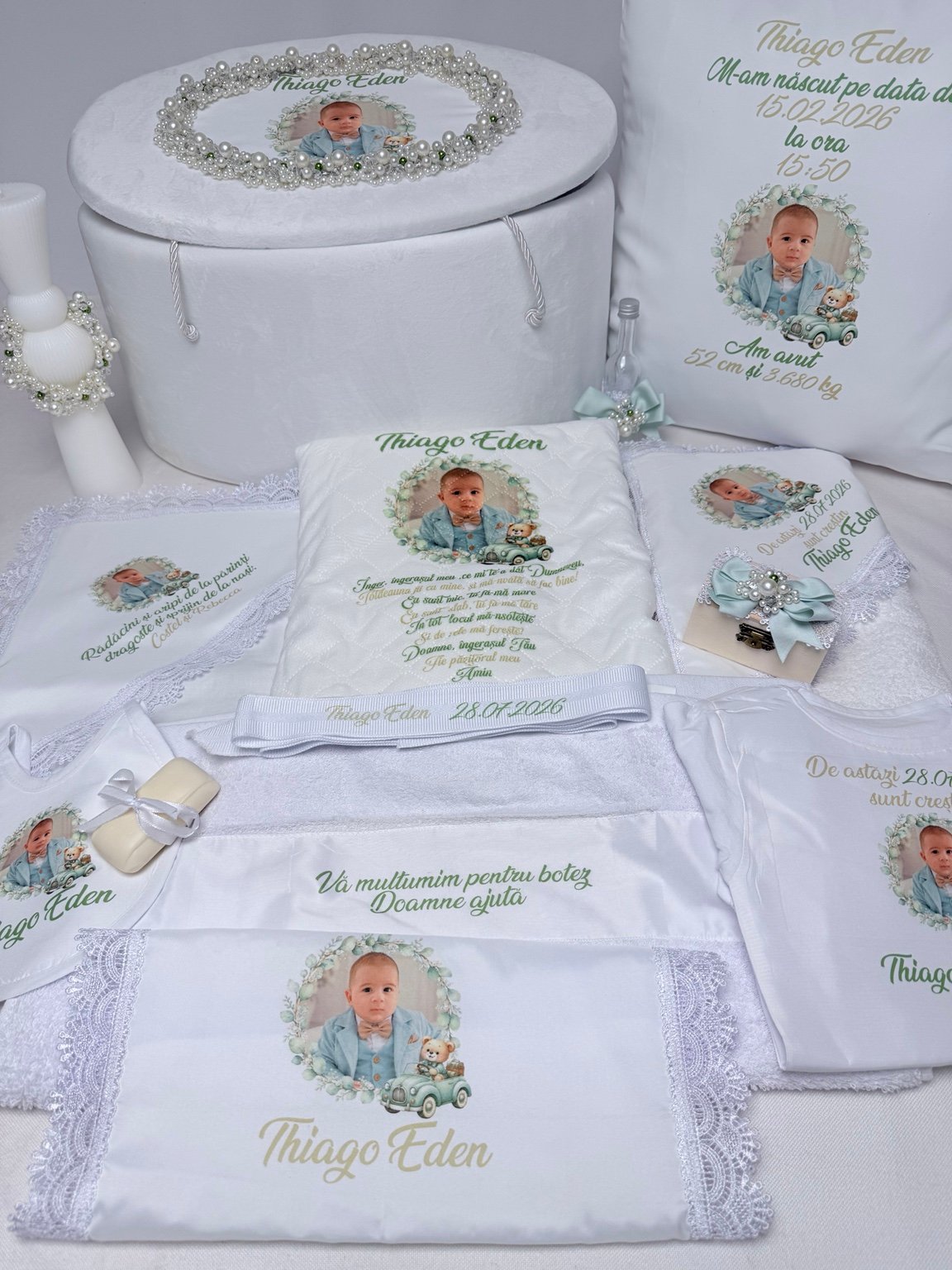 Ansamblu de botez alb cu verde, cu fotografie pe cufăr, pernă, pătură și textile asortate