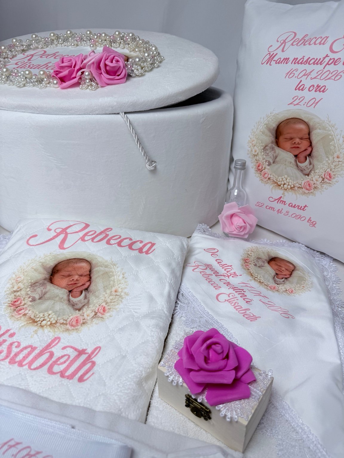 Cufăr alb cu perle și trandafiri, pernă personalizată cu fotografie și cutie pentru prima șuviță