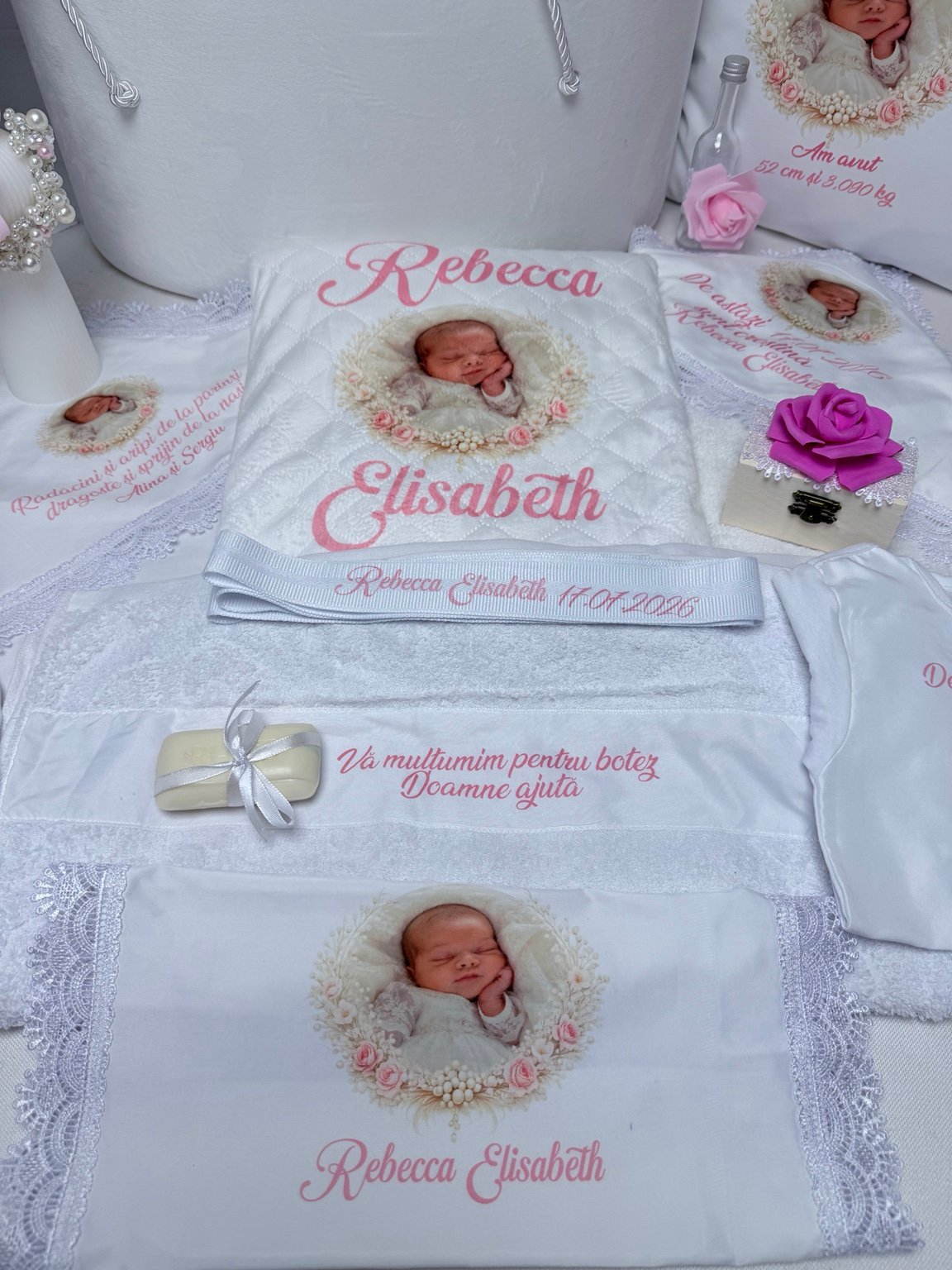 Textile de botez personalizate cu fotografie în ramă florală, nume și dată, alături de accesorii