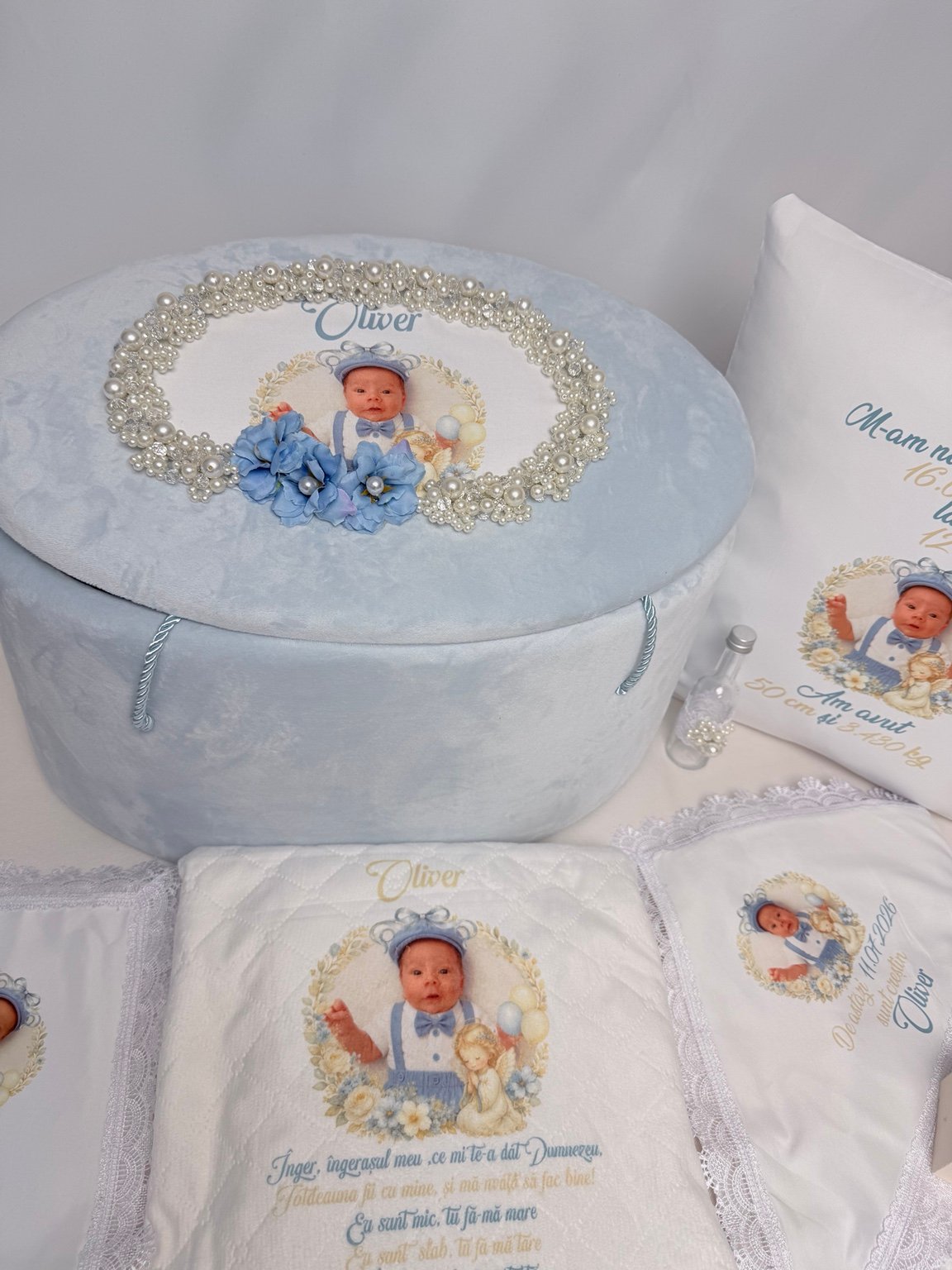 Cufăr bleu cu fotografie pe capac, ramă ovală din perle decorative și flori albastre în relief