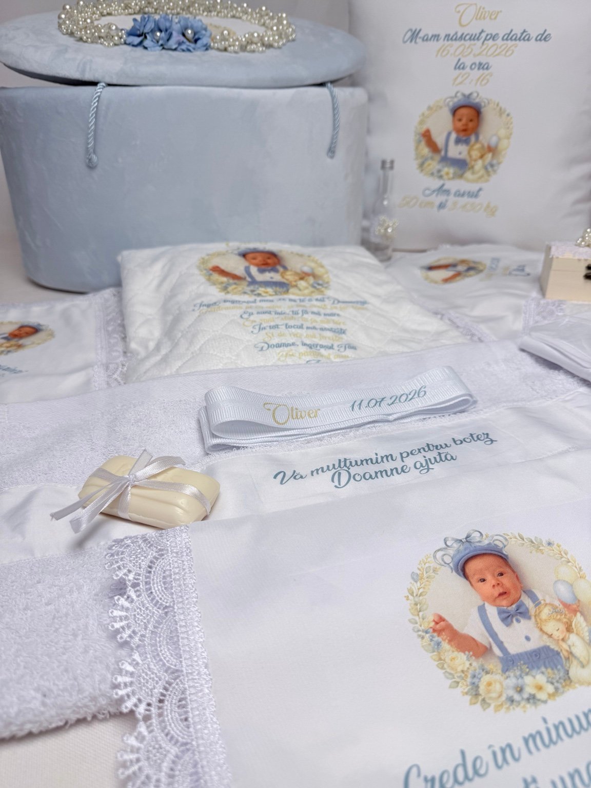 Textile albe de botez cu fotografie, îngeraș ilustrat și inscripții bleu și aurii