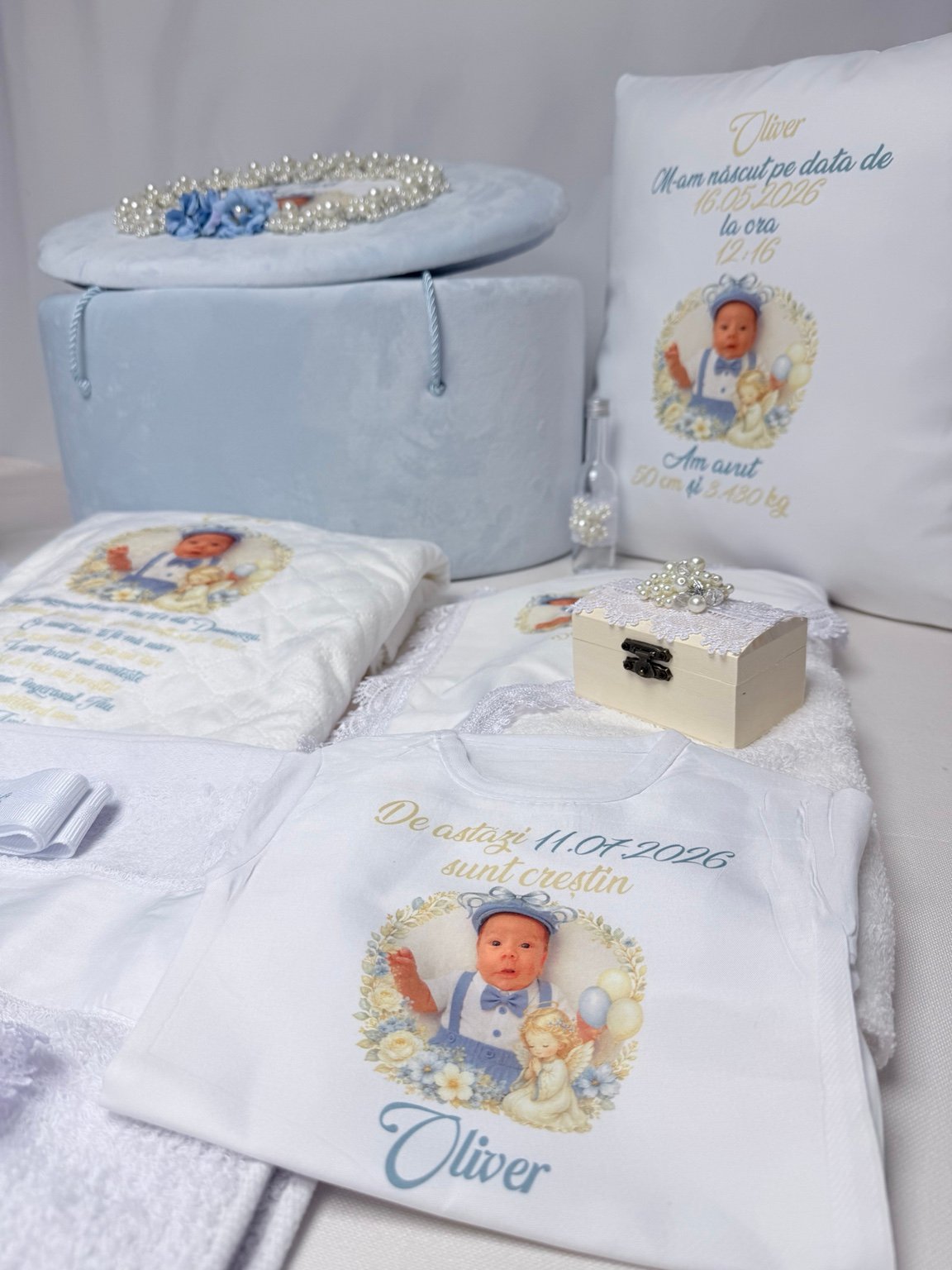 Body și pernă personalizate cu fotografia copilului și îngeraș ilustrat, lângă cufărul bleu
