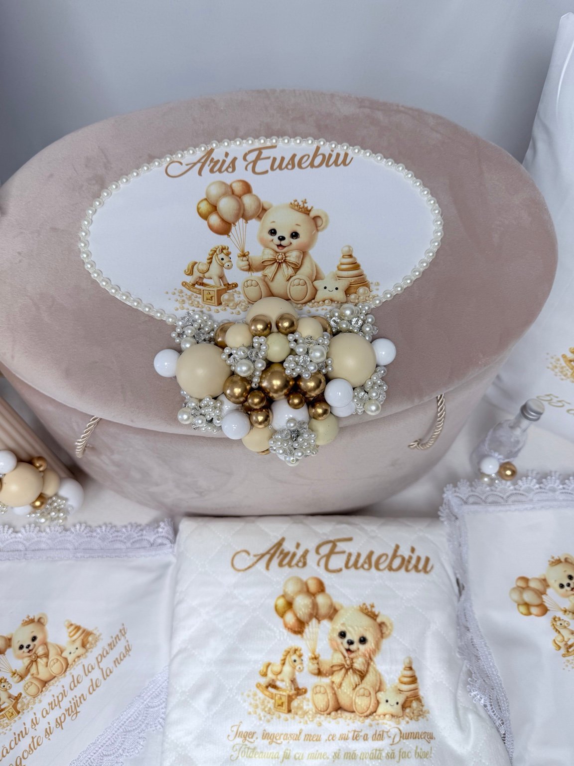 Cufăr oval bej cu ursuleț cu coroniță, contur din perle decorative și balonașe crem și aurii