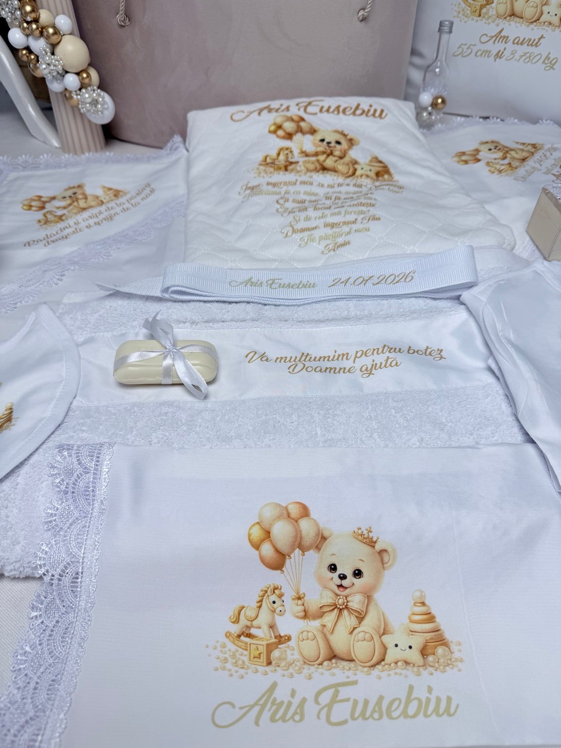 Trusou GRACE pentru băiețel, cu cufăr bej, textile albe personalizate și băvețică cu ursuleț