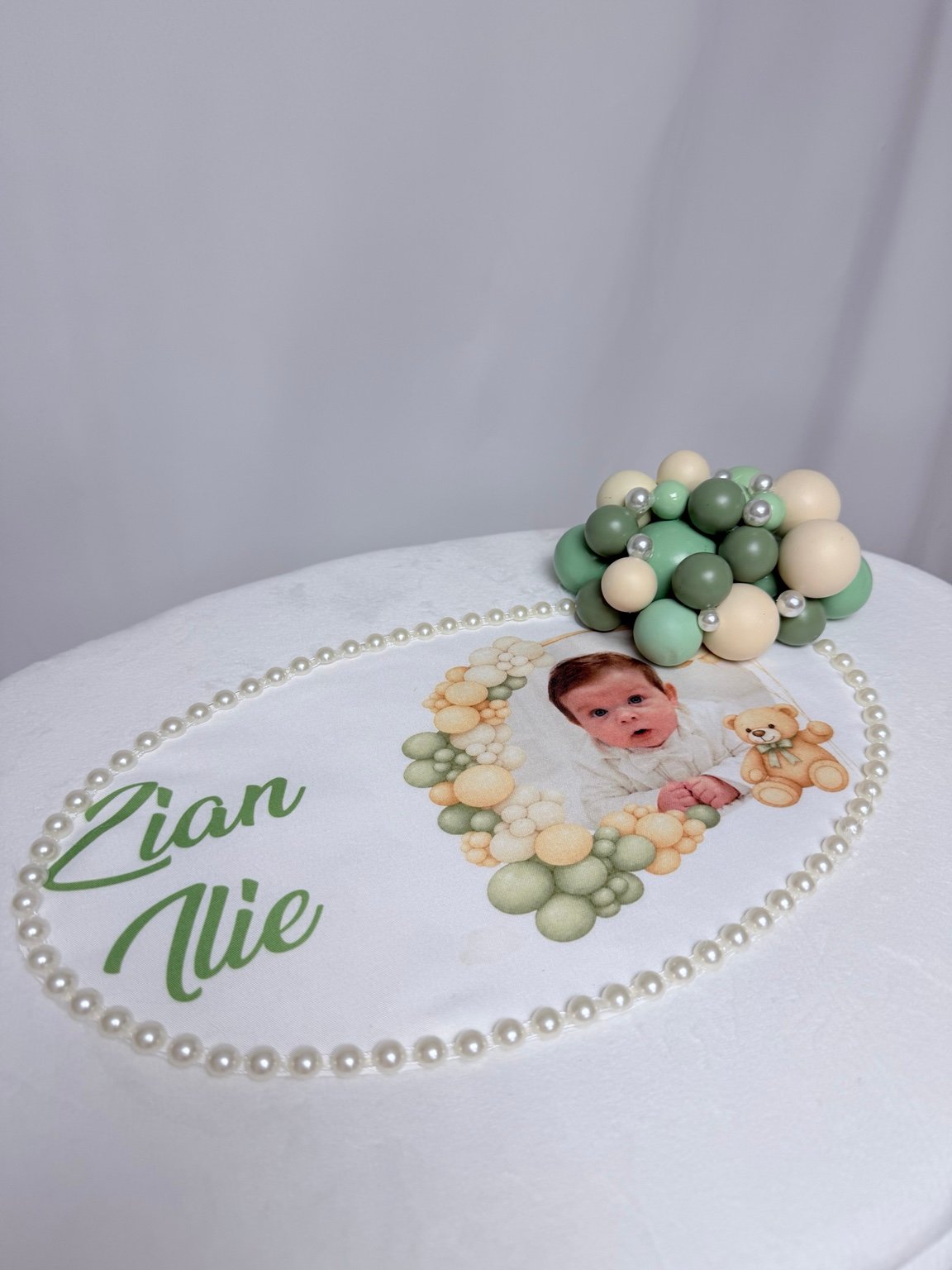 Capac de cufăr alb personalizat cu fotografie și nume, perle decorative și balonașe verzi și crem