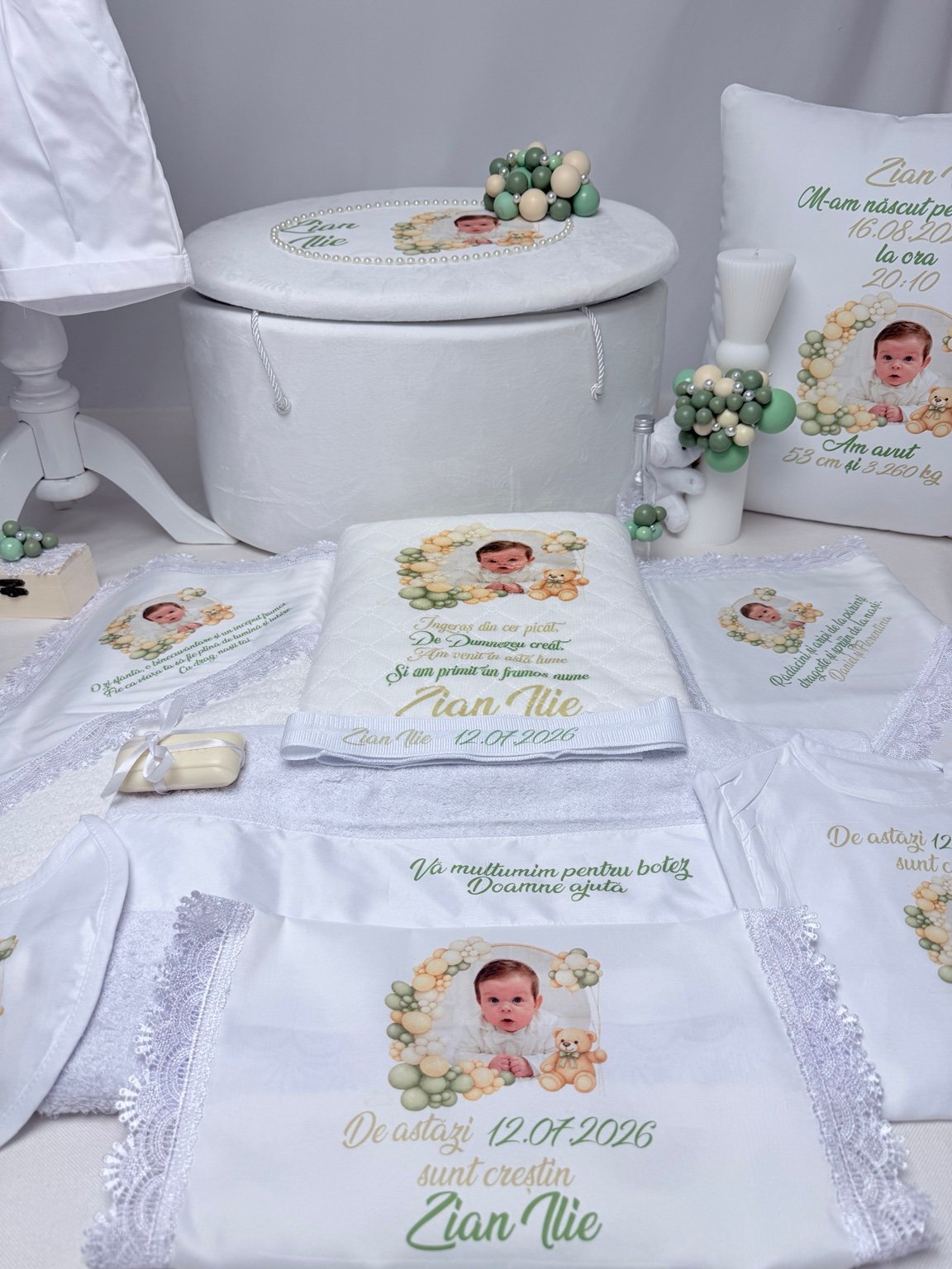 Set botez lux personalizat alb și verde cu cufăr, lumânare și textile personalizate cu fotografia copilului