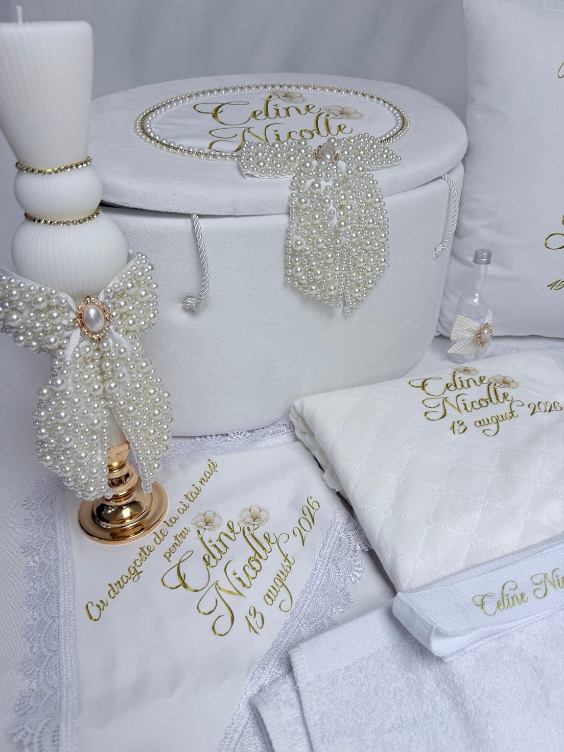 Ansamblu PERLA pentru fetiță cu cufăr, lumânare, sticluță pentru mir și textile personalizate în auriu