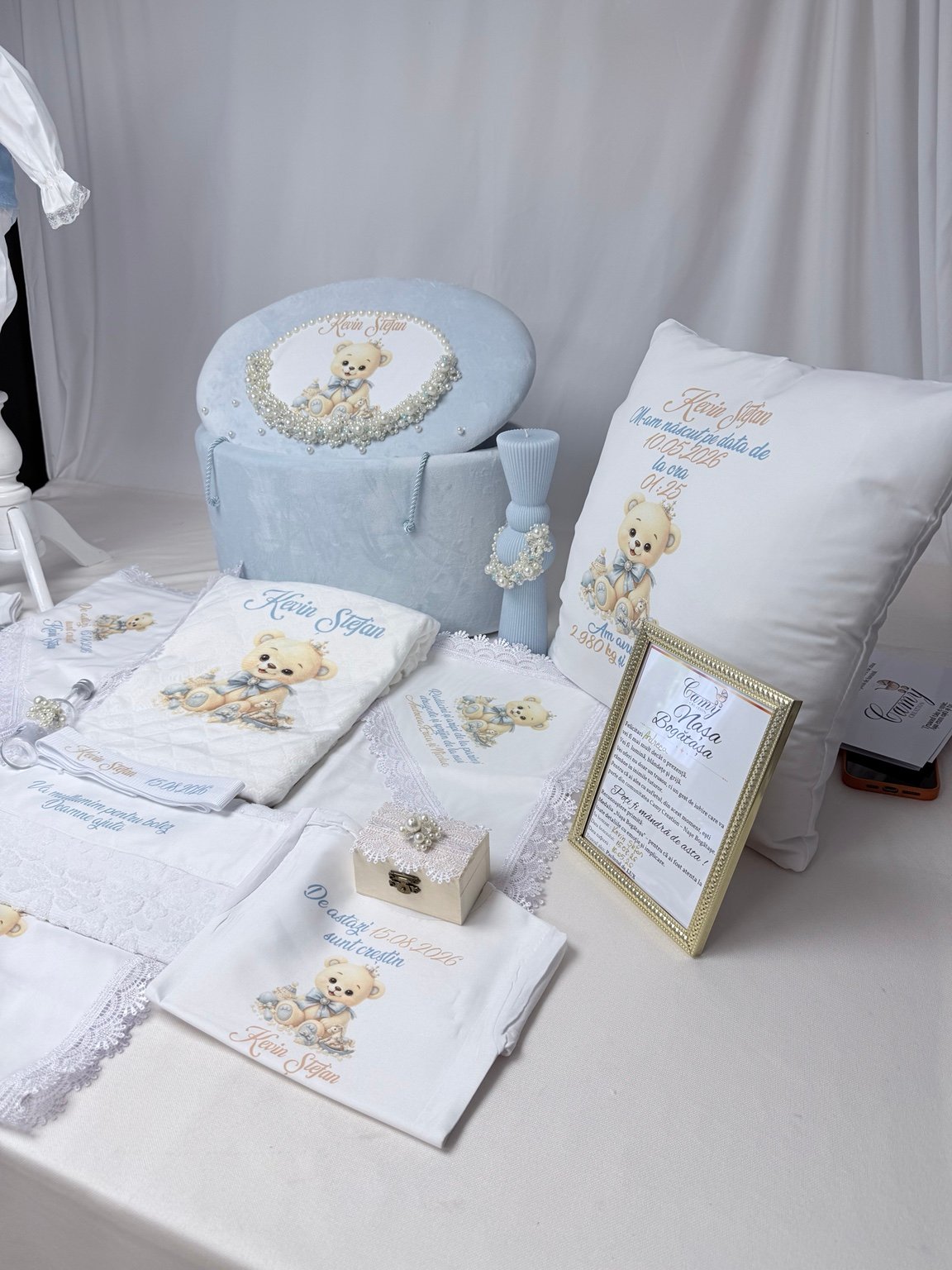 Ansamblu de botez cu ursuleț, pernă cu date de naștere, cufăr, lumânare și accesorii personalizate