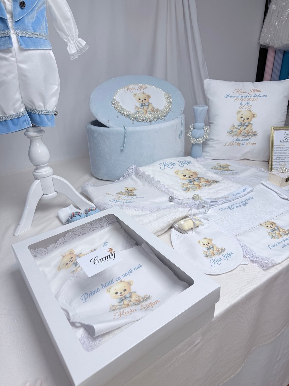 Pachet de botez pentru băiețel cu temă ursuleț, cufăr bleu, textile personalizate și ținută în alb și bleu