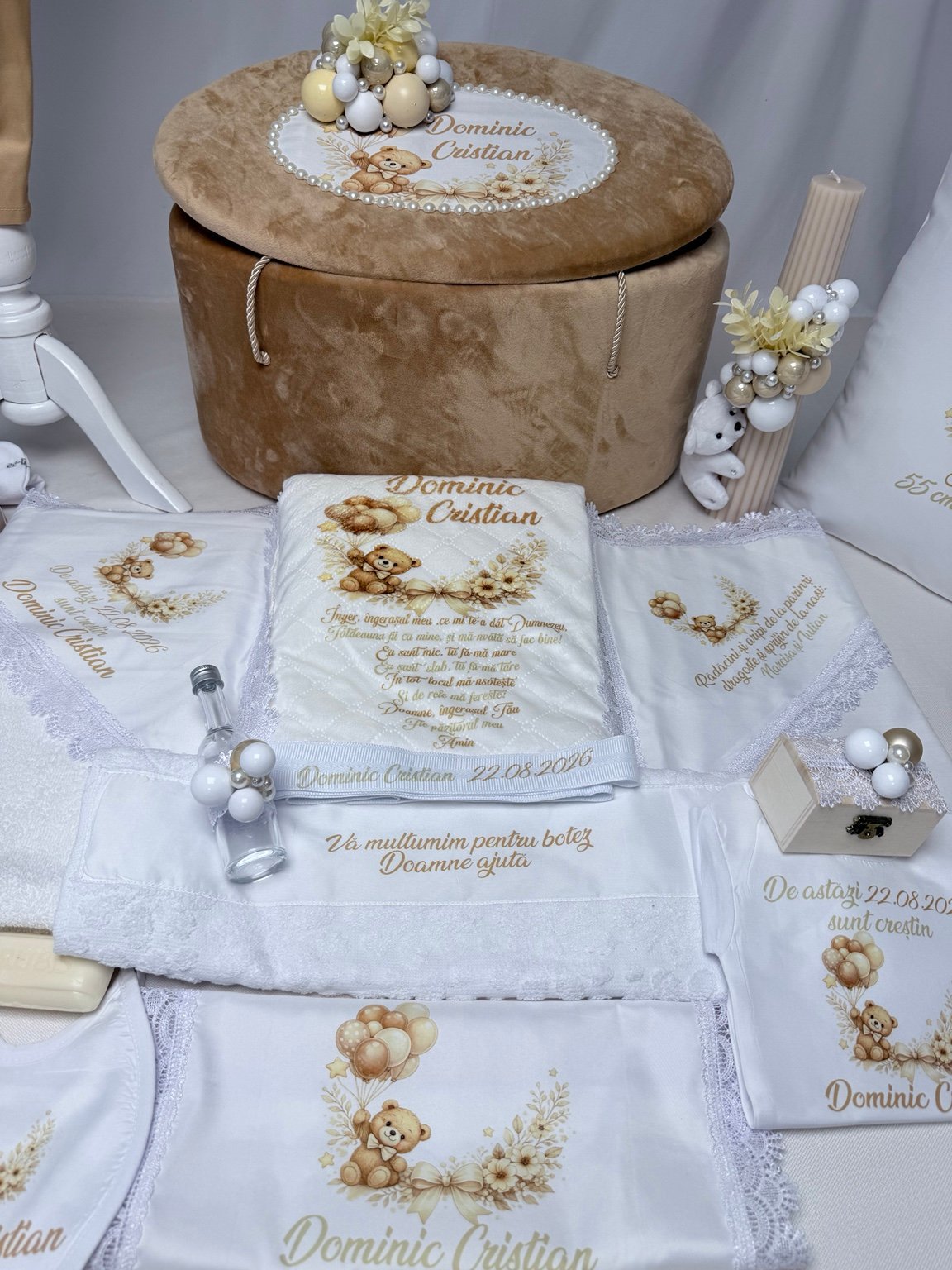 Trusou de botez bej cu ursuleț, cu pătură personalizată, sticluță pentru mir, fașă și cutie pentru prima șuviță.