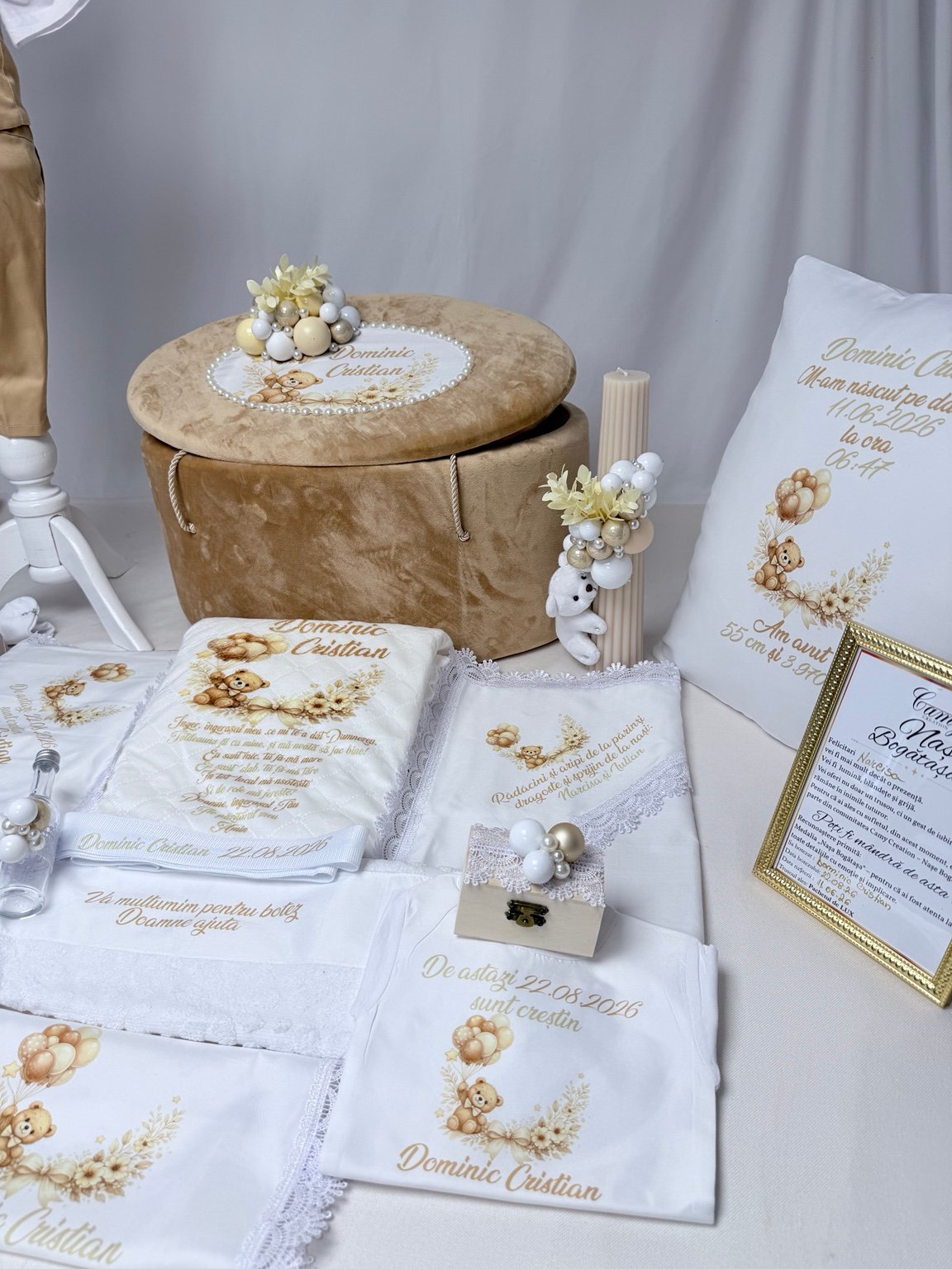 Pachet Ourson Vanille cu cufăr bej, lumânare canelată, pernă personalizată, body și textile albe cu ursuleț.