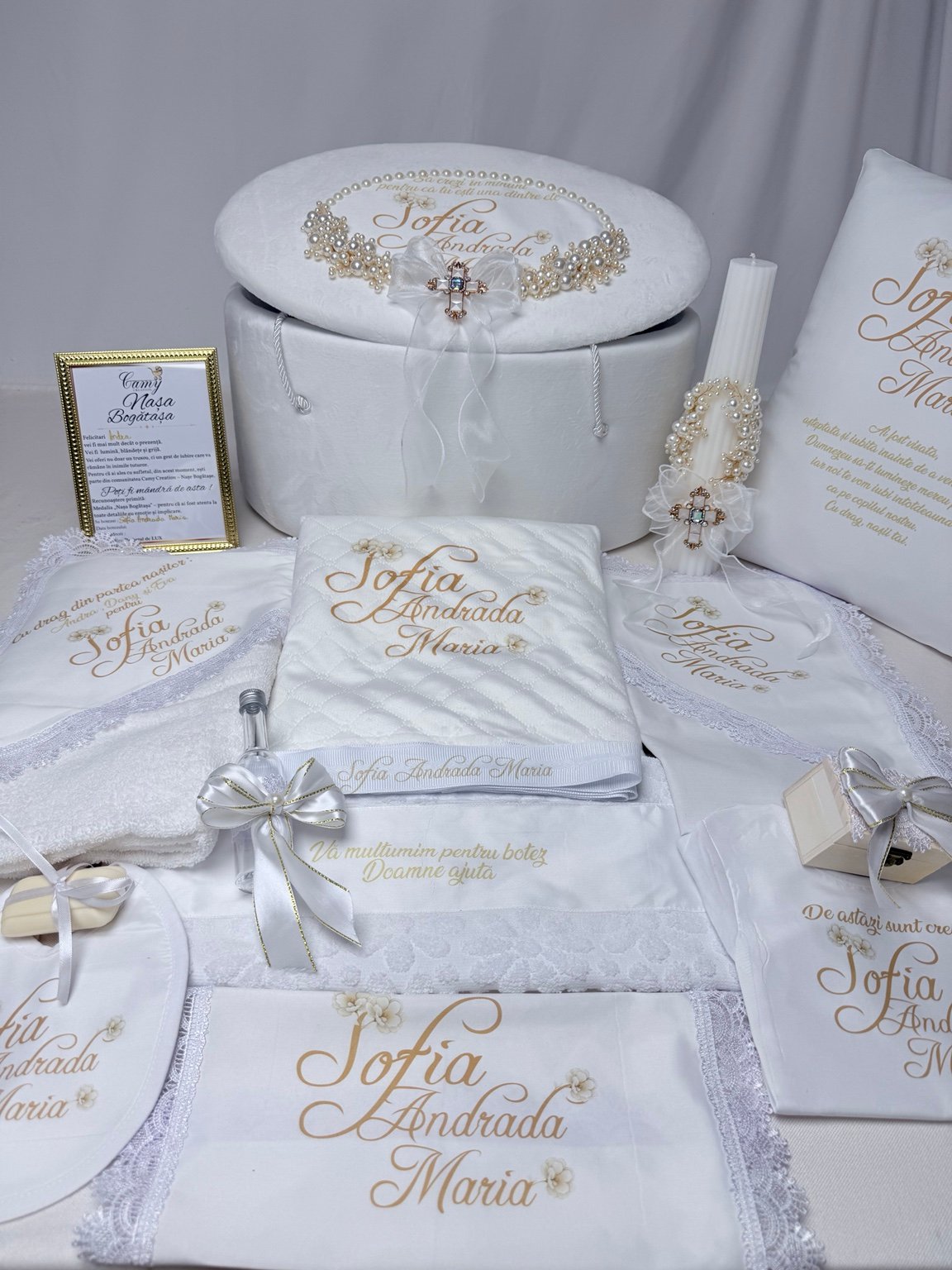 Trusou botez fată personalizat PERLA, alb cu accente aurii, cufăr, lumânare și textile cu nume