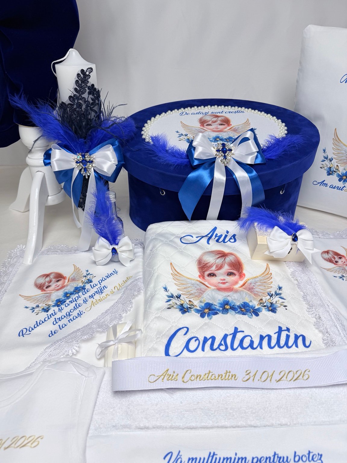 Trusou Safir Ceresc cu cufăr albastru, lumânare albă cu dantelă florală și textile personalizate cu îngeraș