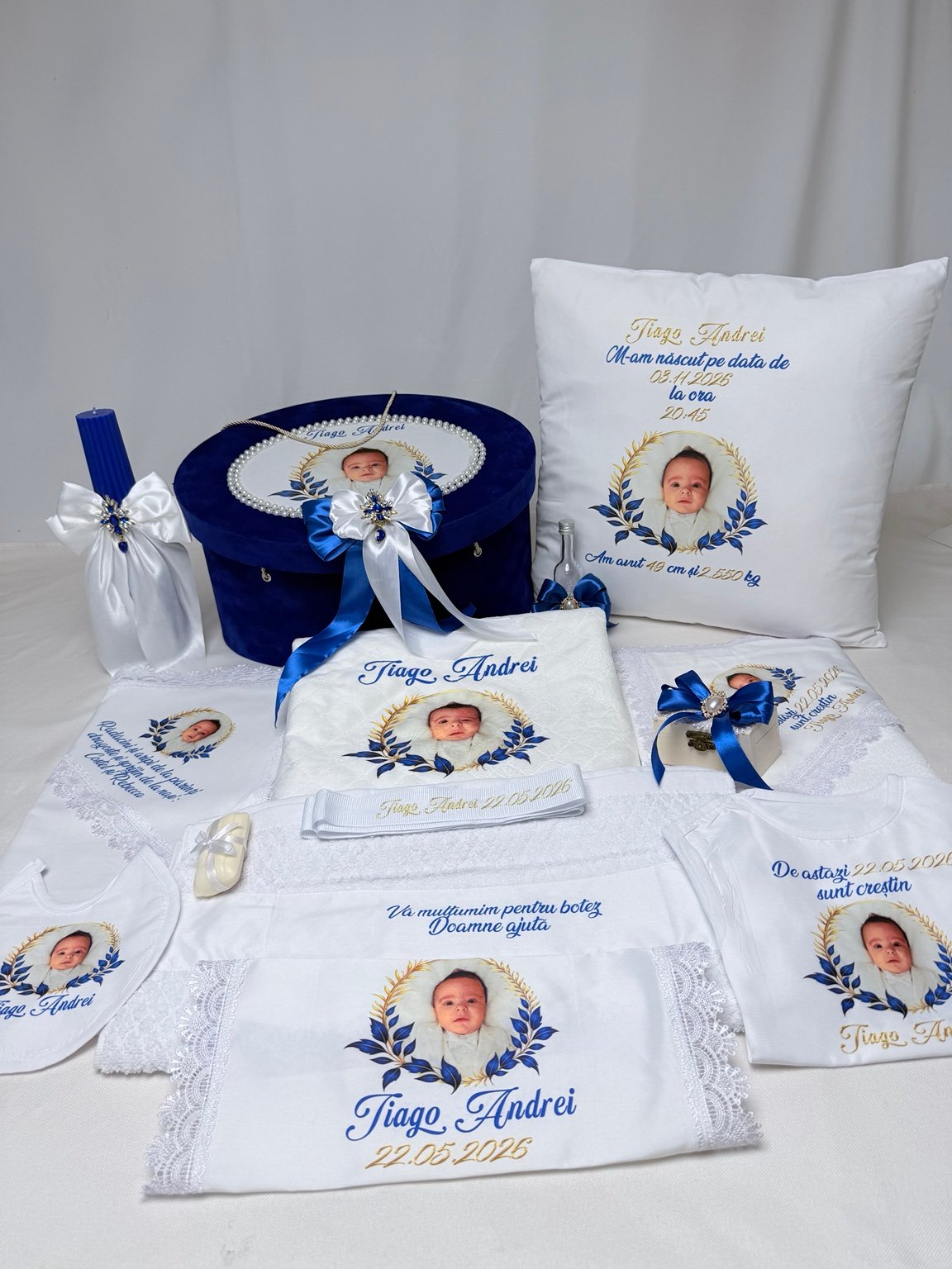 Ansamblu de botez cu fotografia copilului, cufăr albastru, lumânare asortată, pernă și textile personalizate