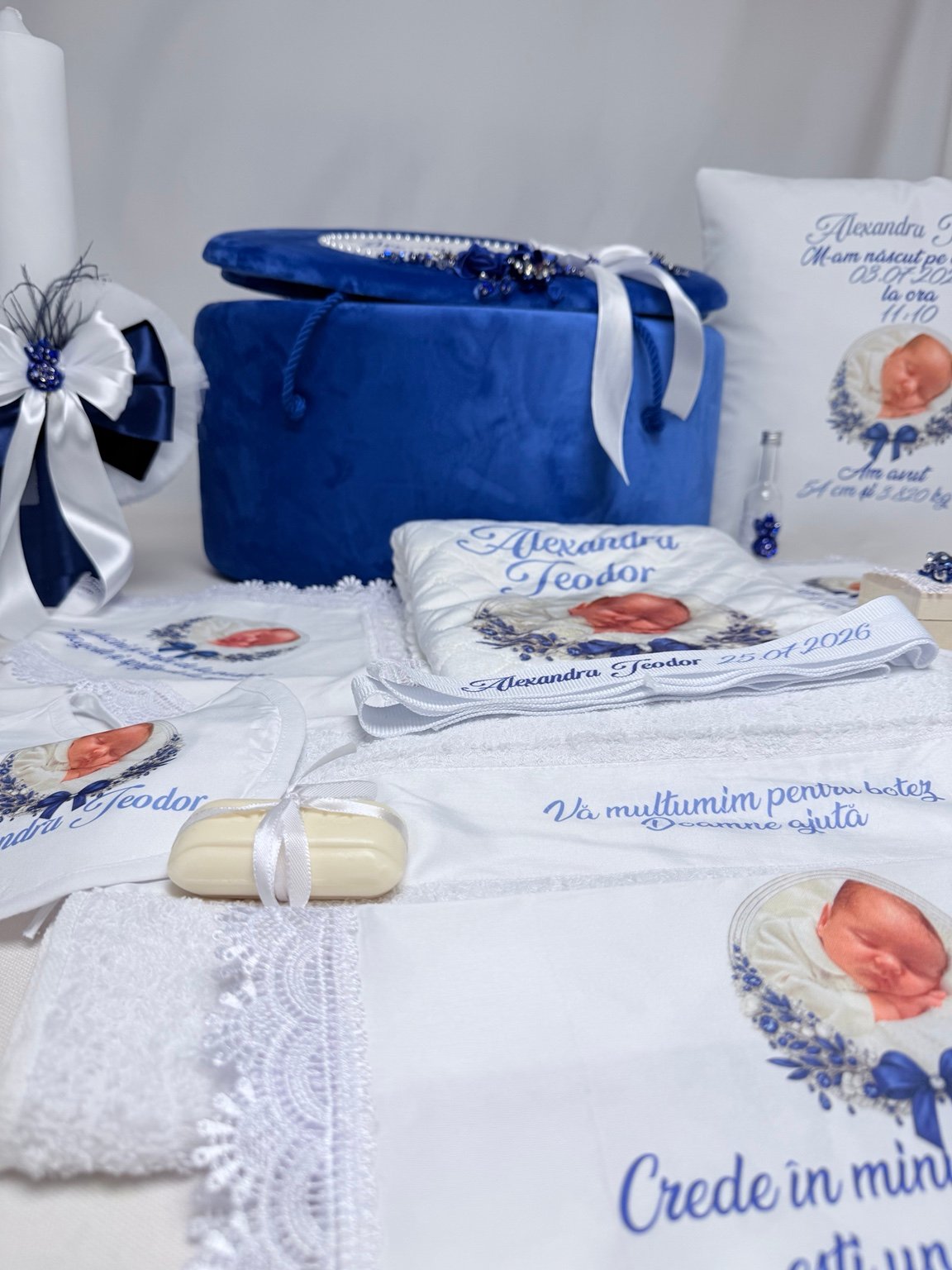 Trusou botez cu poză și flori, cu cufăr albastru regal, pătură și băvețică personalizate