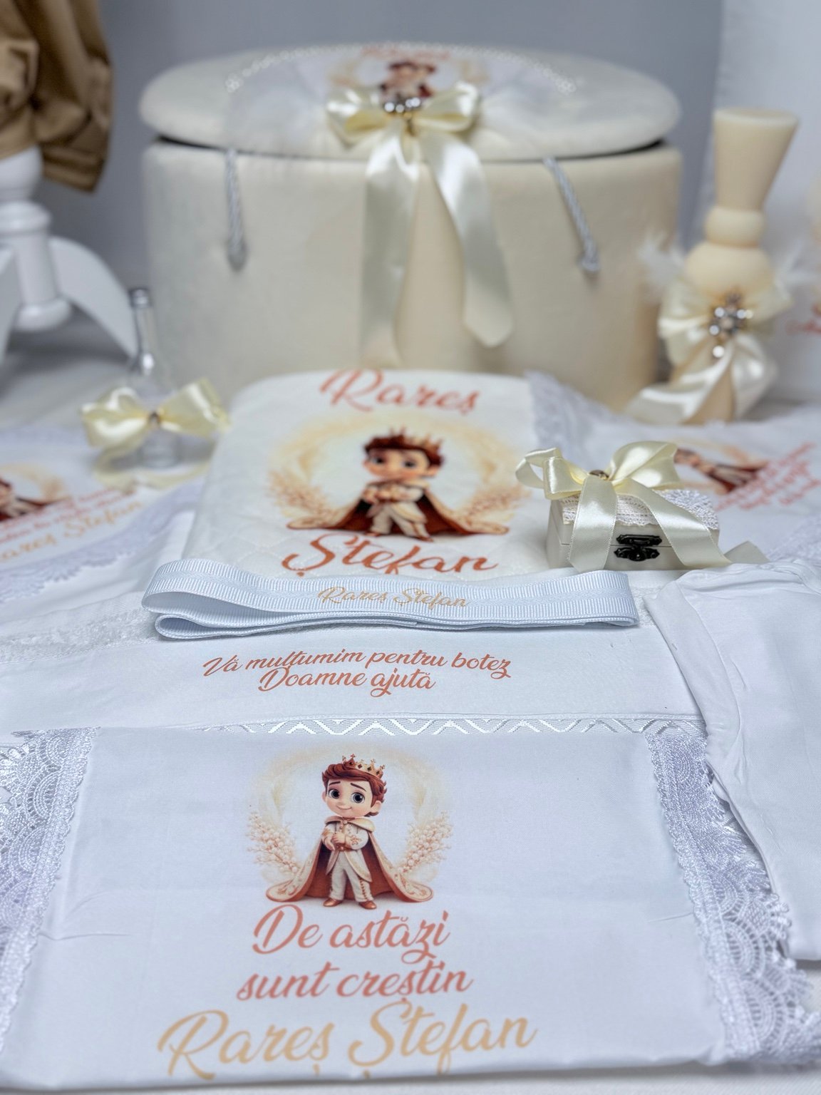 Textile albe personalizate cu prinț, fașă cu nume și cutie pentru prima șuviță cu fundă ivoire