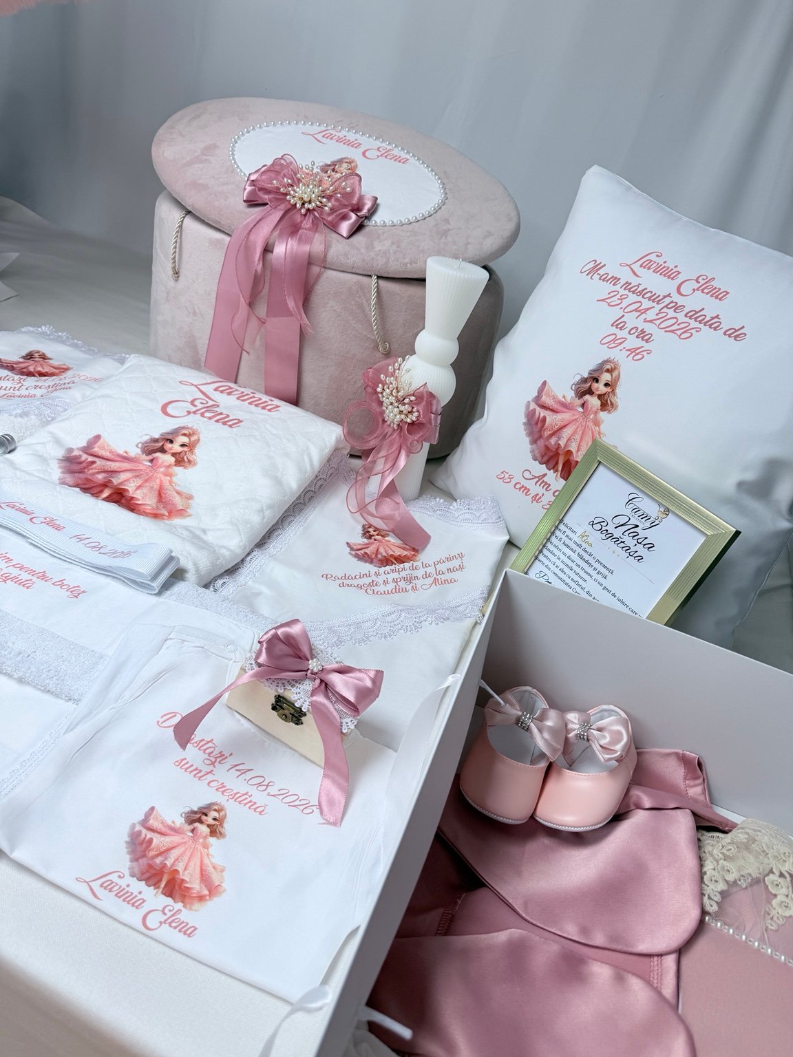 Trusou pentru fetiță cu prințesă ilustrată, cufăr roz, lumânare albă, pătură, prosoape și sticluță cu fundă