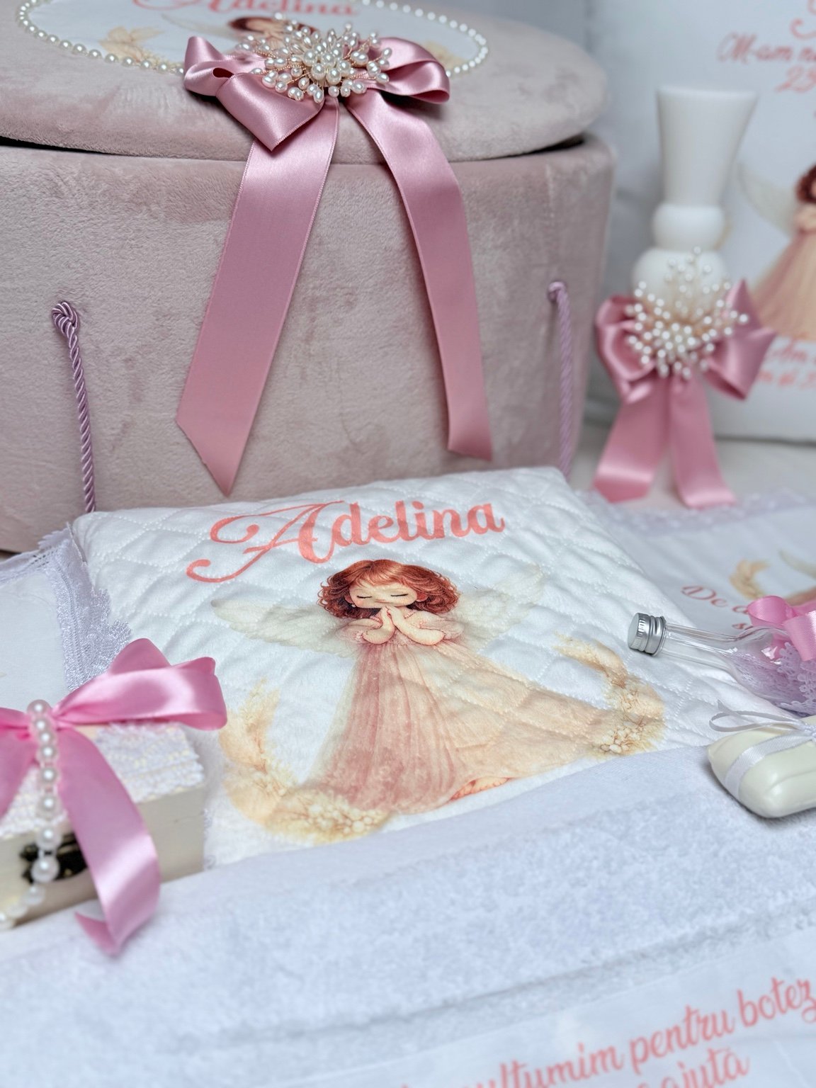 Pătură personalizată cu îngeraș în rugăciune, în fața cufărului roz pudrat cu fundă și broșă cu perle decorative