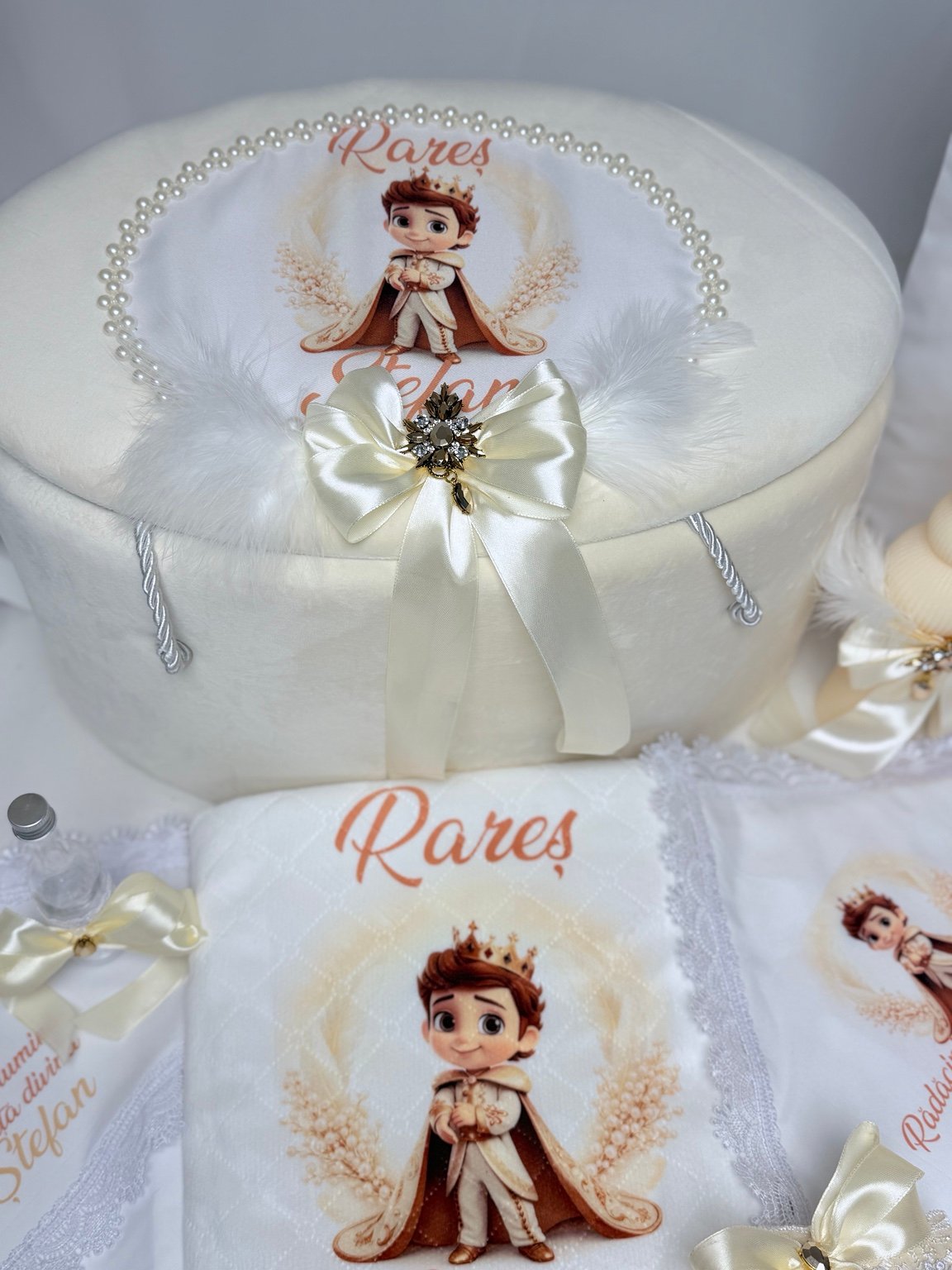 Cufăr ivoire cu prinț ilustrat, contur de perle decorative și fundă cu broșă, alături de pătura personalizată