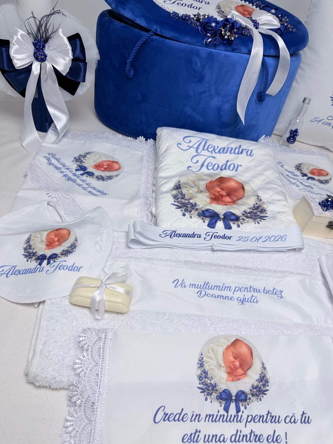 Fașă personalizată, săpun cu panglică albă și textile cu fotografia bebelușului în chenar floral albastru