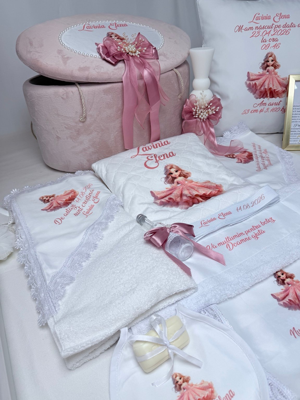 Body personalizat cu prințesă, cutie pentru prima șuviță cu fundă, papucei roz și ținută asortată