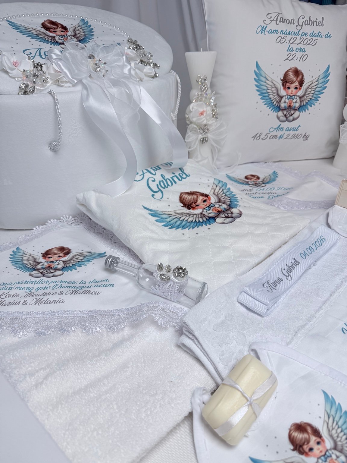 Pătură și pernă cu înger ilustrat, fașă personalizată și sticluță cu dantelă albă și ornament argintiu