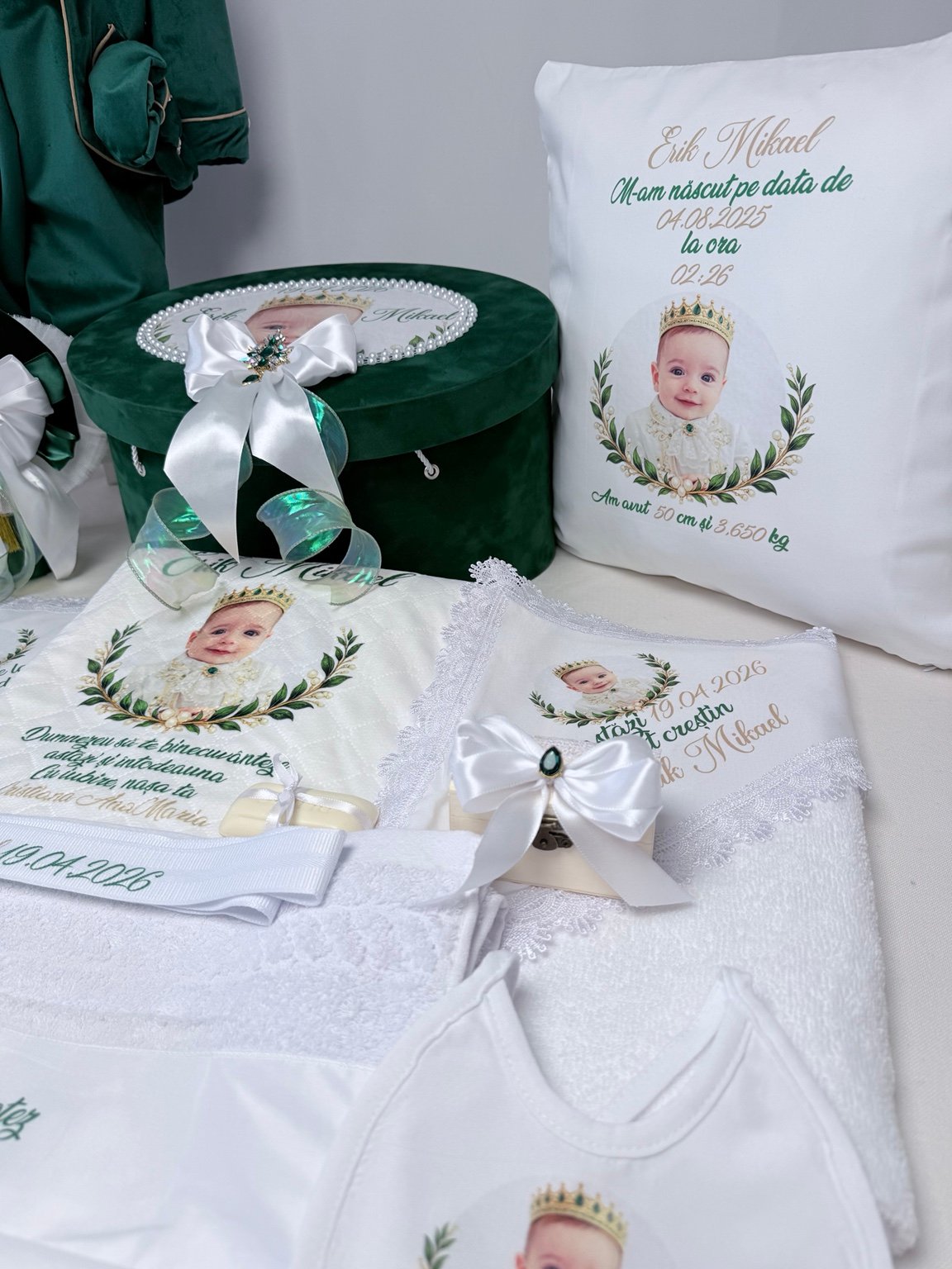 Pernă cu portret și datele nașterii, alături de cufărul verde și cutia pentru prima șuviță cu fundă albă