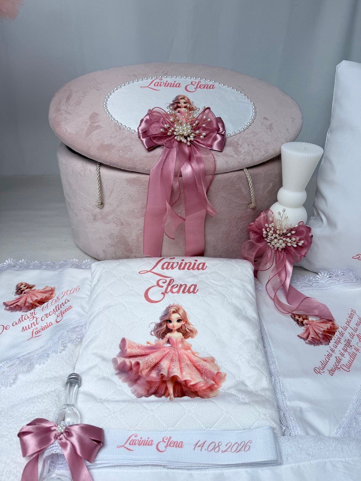 Cufăr roz cu medalion oval, lumânare asortată, pătură cu prințesă, fașă personalizată și sticluță pentru mir