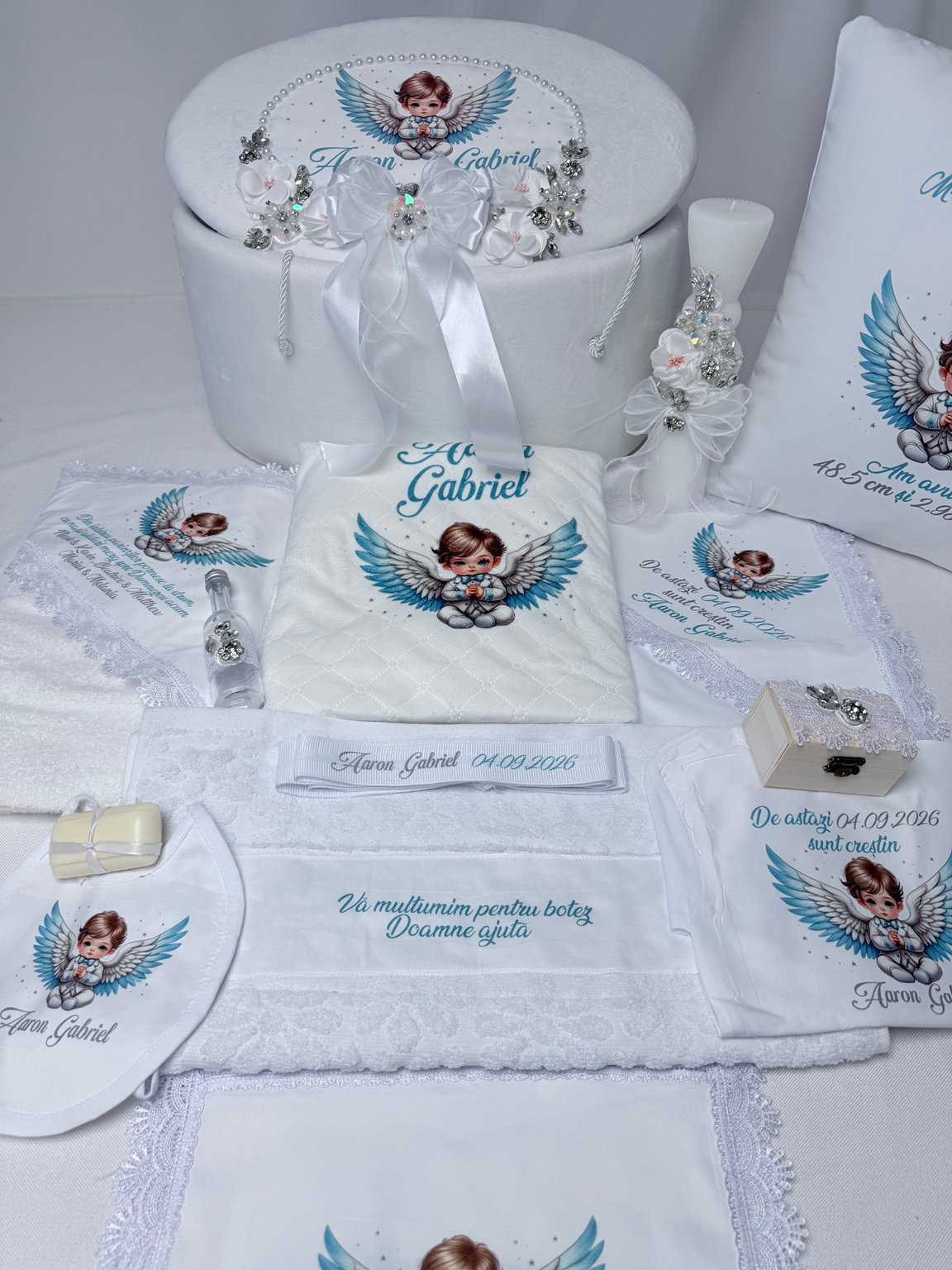 Trusou botez alb cu înger ilustrat, cufăr floral, lumânare asortată și textile personalizate