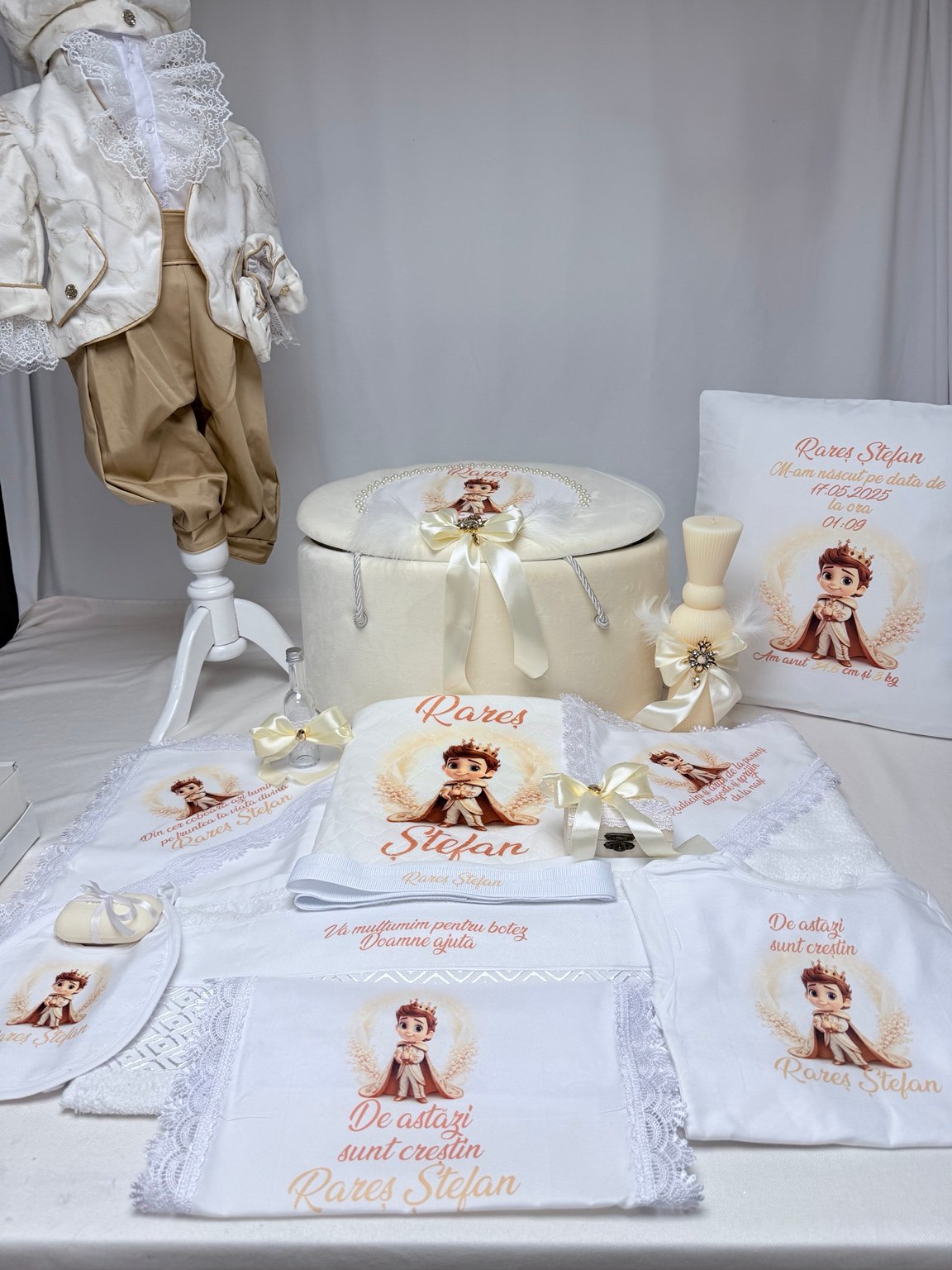 Ansamblul Micul Suveran cu prinț ilustrat, cufăr ivoire, lumânare, textile personalizate și costumaș crem și bej