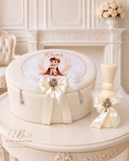 Trusou botez cu prinț personalizat Micul Suveran, cu cufăr ivoire și lumânare decorate cu funde, pene albe și broșe