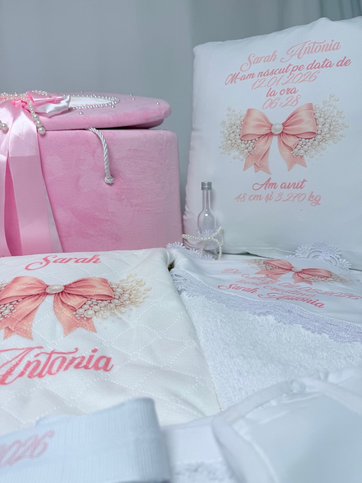 Pernă cu datele de la naștere, pătură și textile albe personalizate cu fundă roz și perle ilustrate