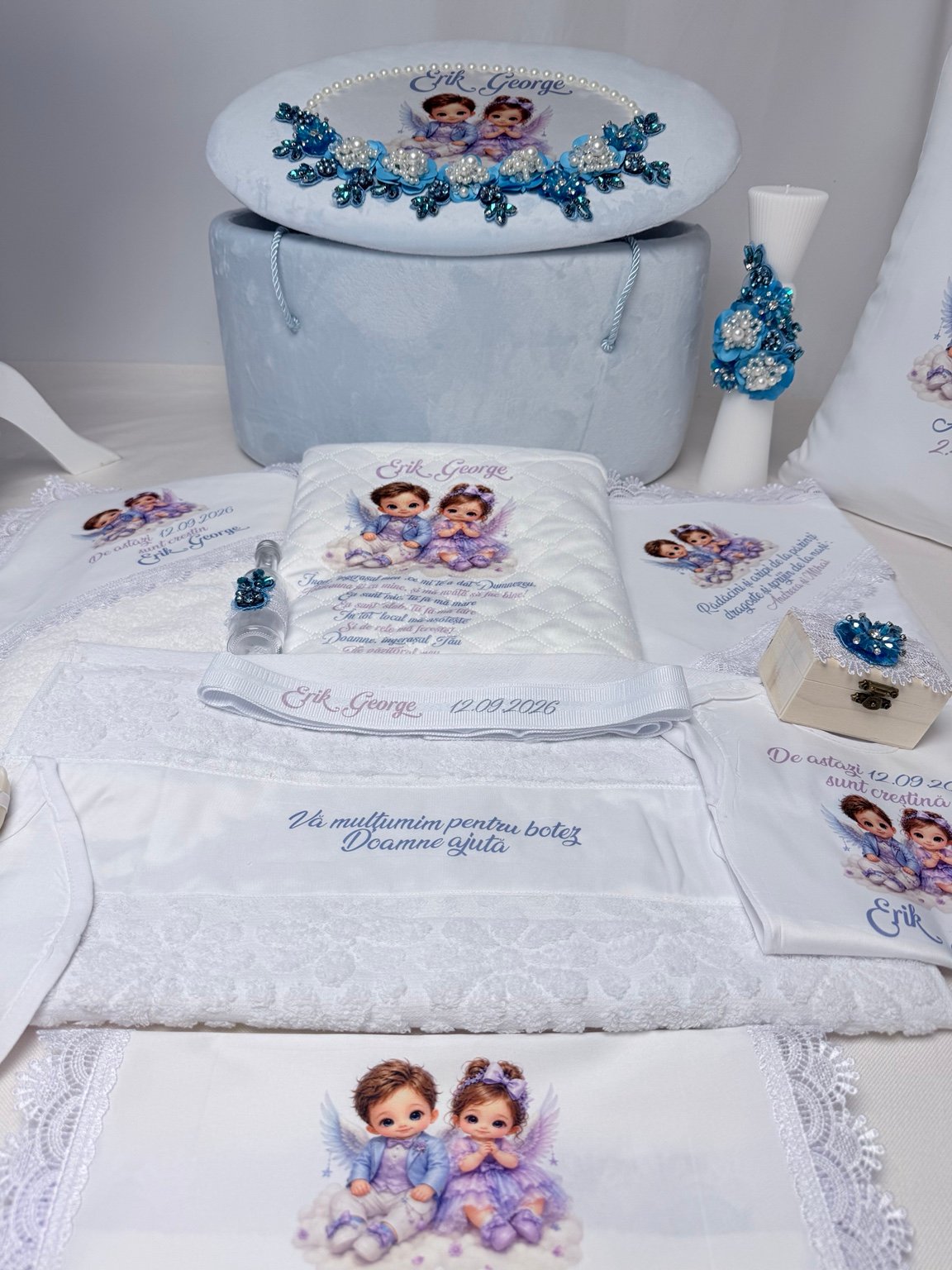 Ansamblu Flori de Azur cu cufăr bleu, lumânare albă și textile personalizate cu doi îngerași ilustrați