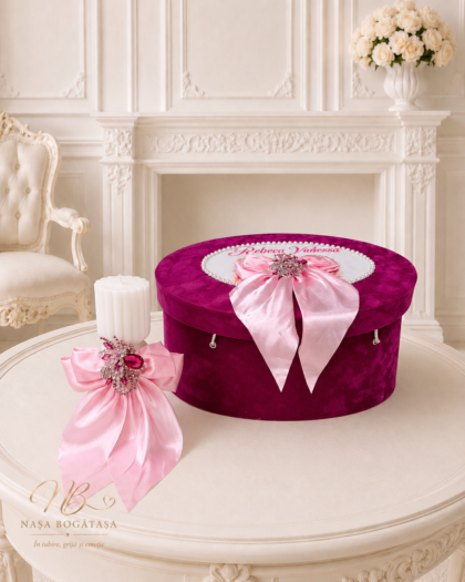 Trusou botez fucsia Farmec de Zmeură, cu cufăr și lumânare decorate cu funde roz și broșe strălucitoare