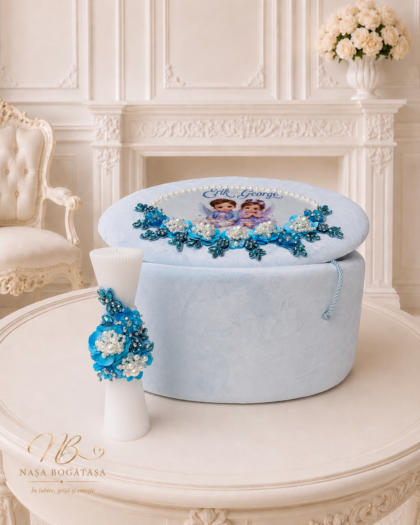 Trusou botez bleu și turcoaz Flori de Azur, cu cufăr floral și lumânare albă decorată