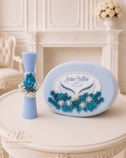 Trusou botez bleu cu aripi Sclipiri de Cer, cu cufăr personalizat și lumânare decorată cu perle și ornamente turcoaz