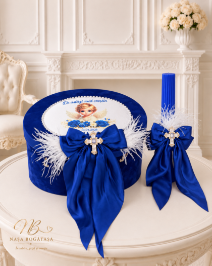 Har Albastru, set botez albastru cu cruce personalizat, cu cufăr și lumânare canelată decorate cu funde și pene albe